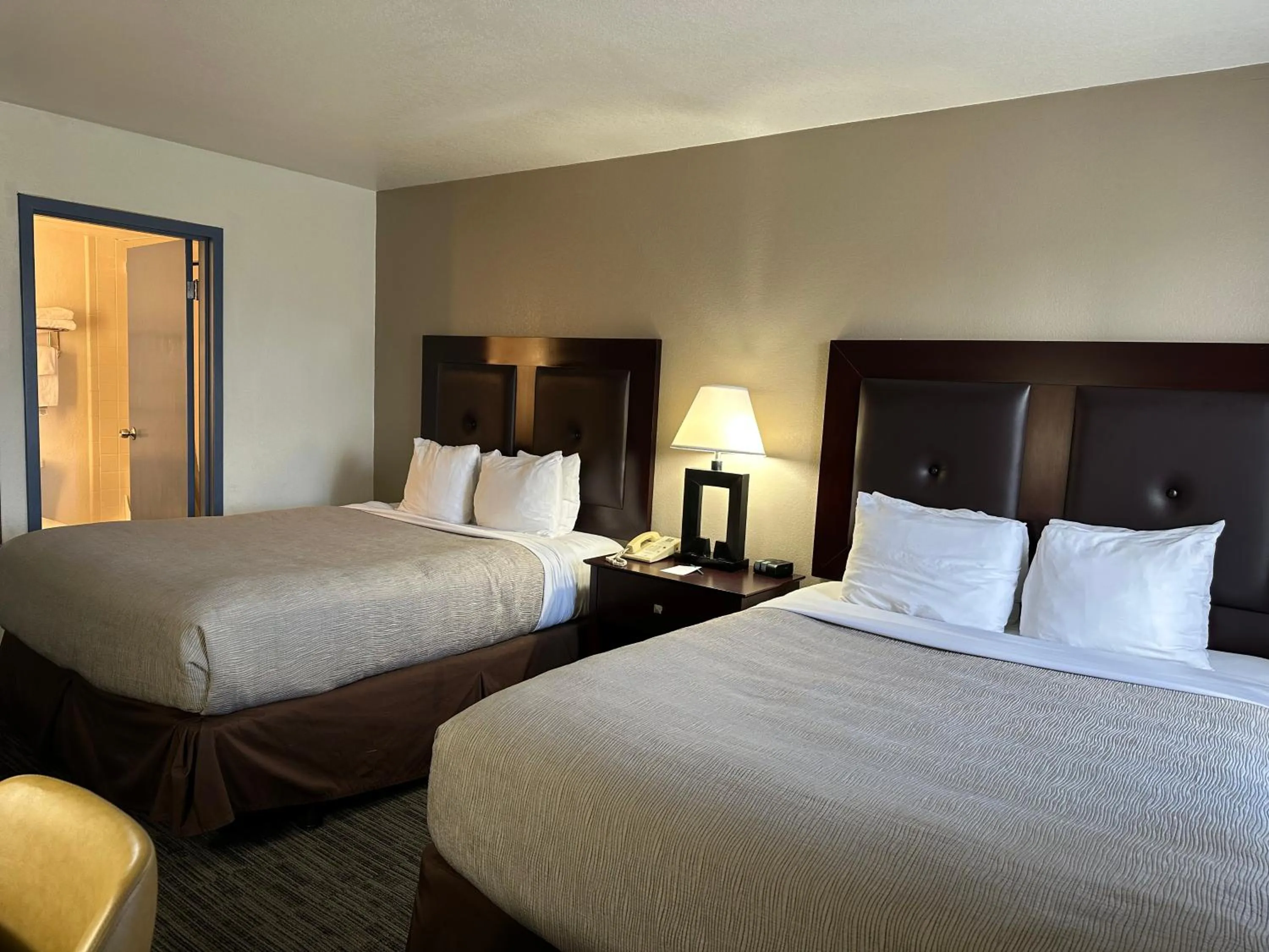 Bed in Quality Inn & Suites Everett