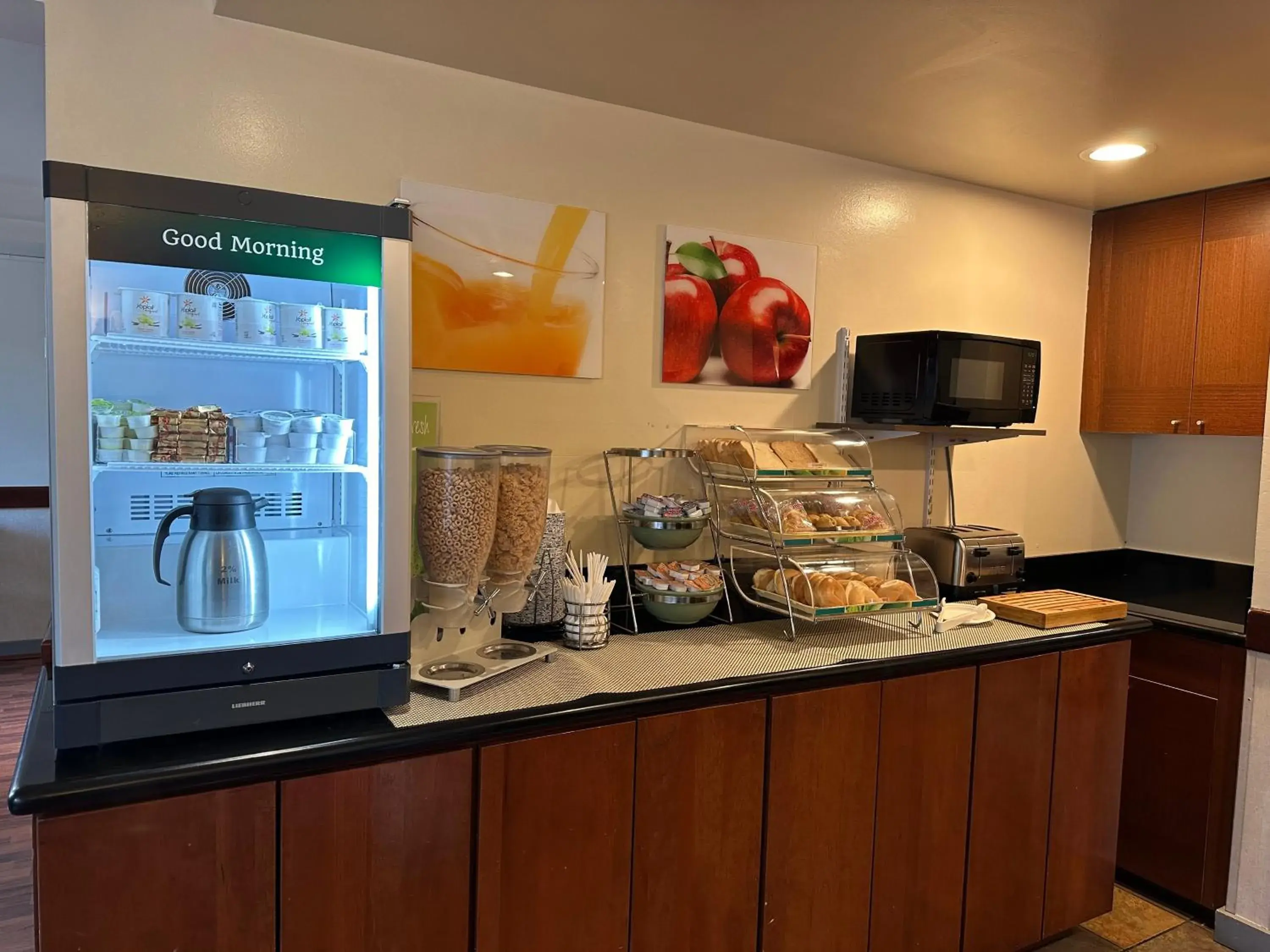 Breakfast in Quality Inn & Suites Everett Breakfast in Quality Inn & Suites Everett