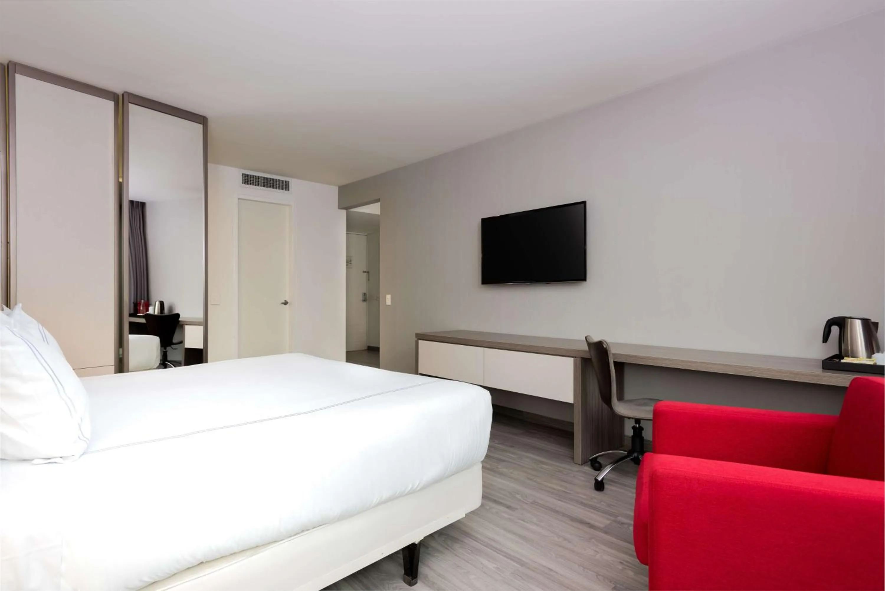 Photo of the whole room, Bed in NH Collection Medellin Royal