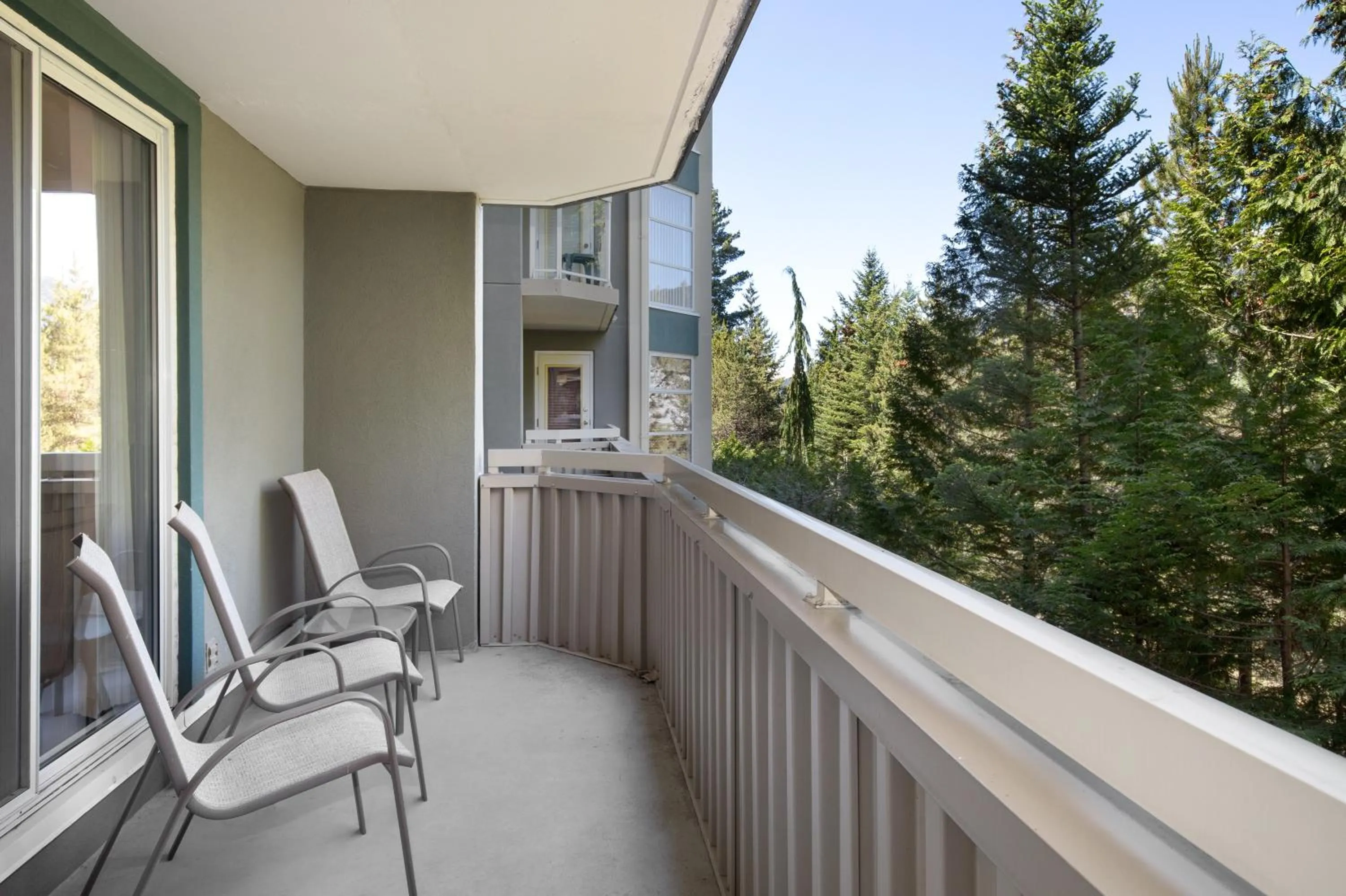 Balcony/Terrace in The Woodrun Lodge by Whiski Jack