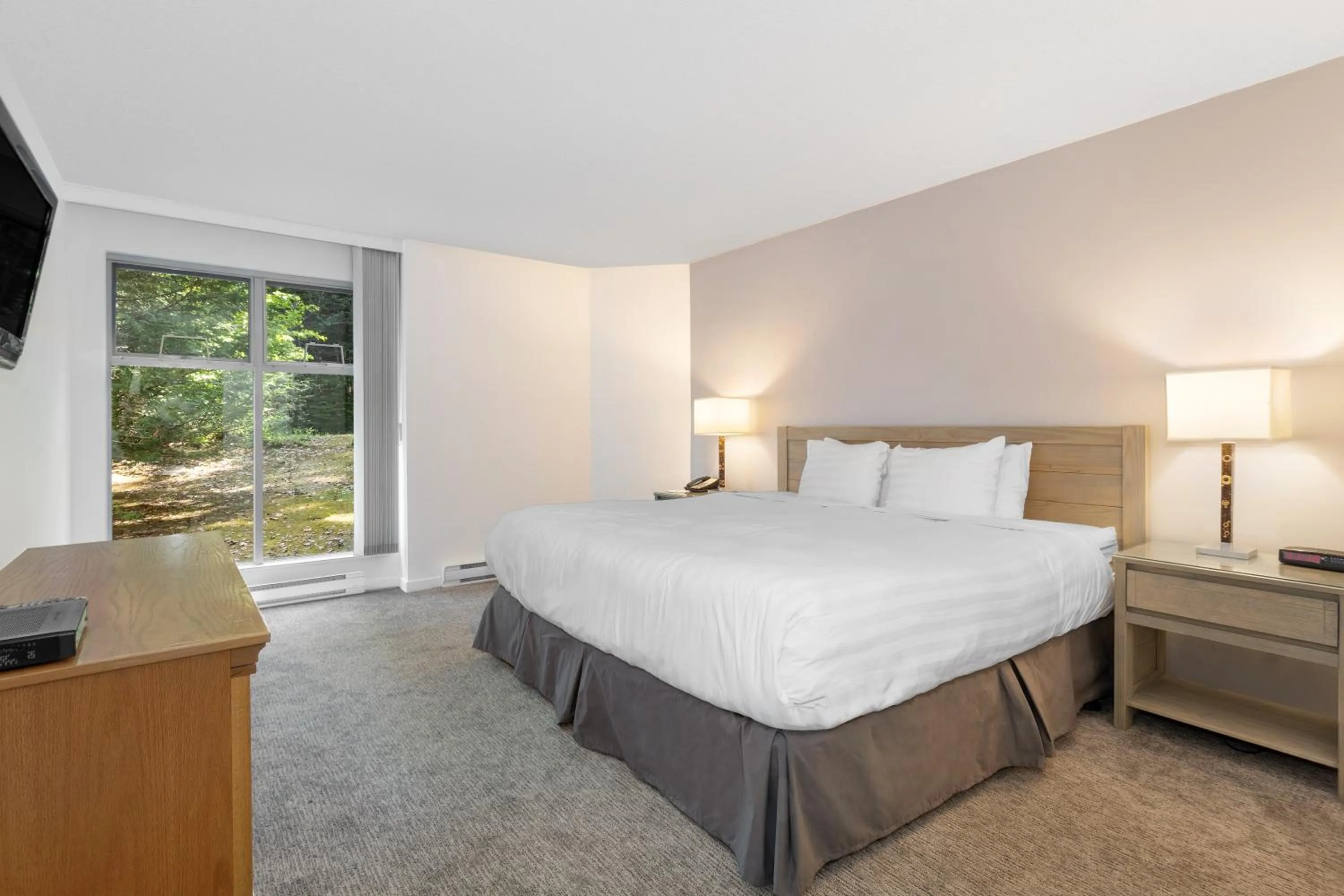 TV and multimedia, Bed in The Woodrun Lodge by Whiski Jack