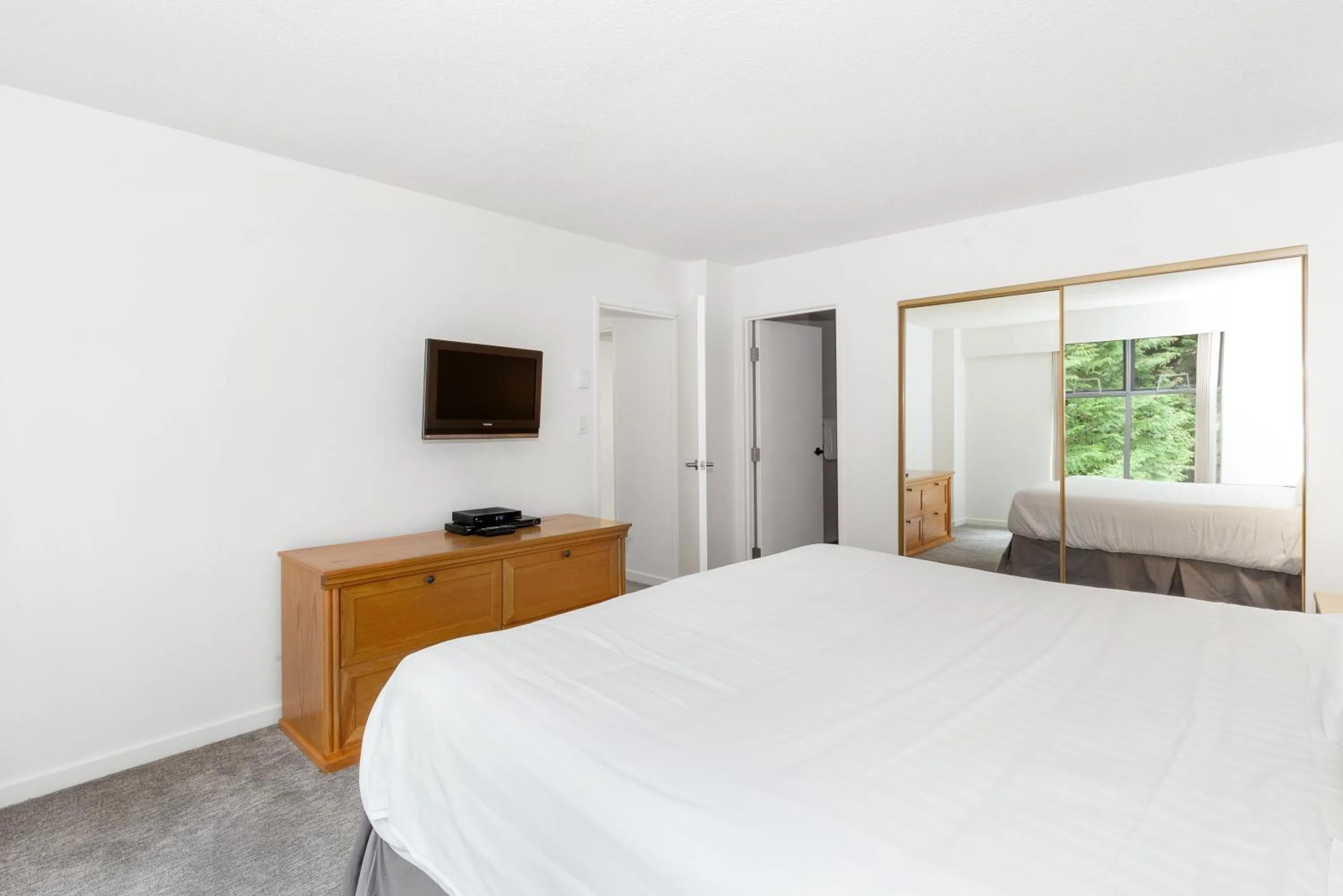 Bedroom, Bed in The Woodrun Lodge by Whiski Jack