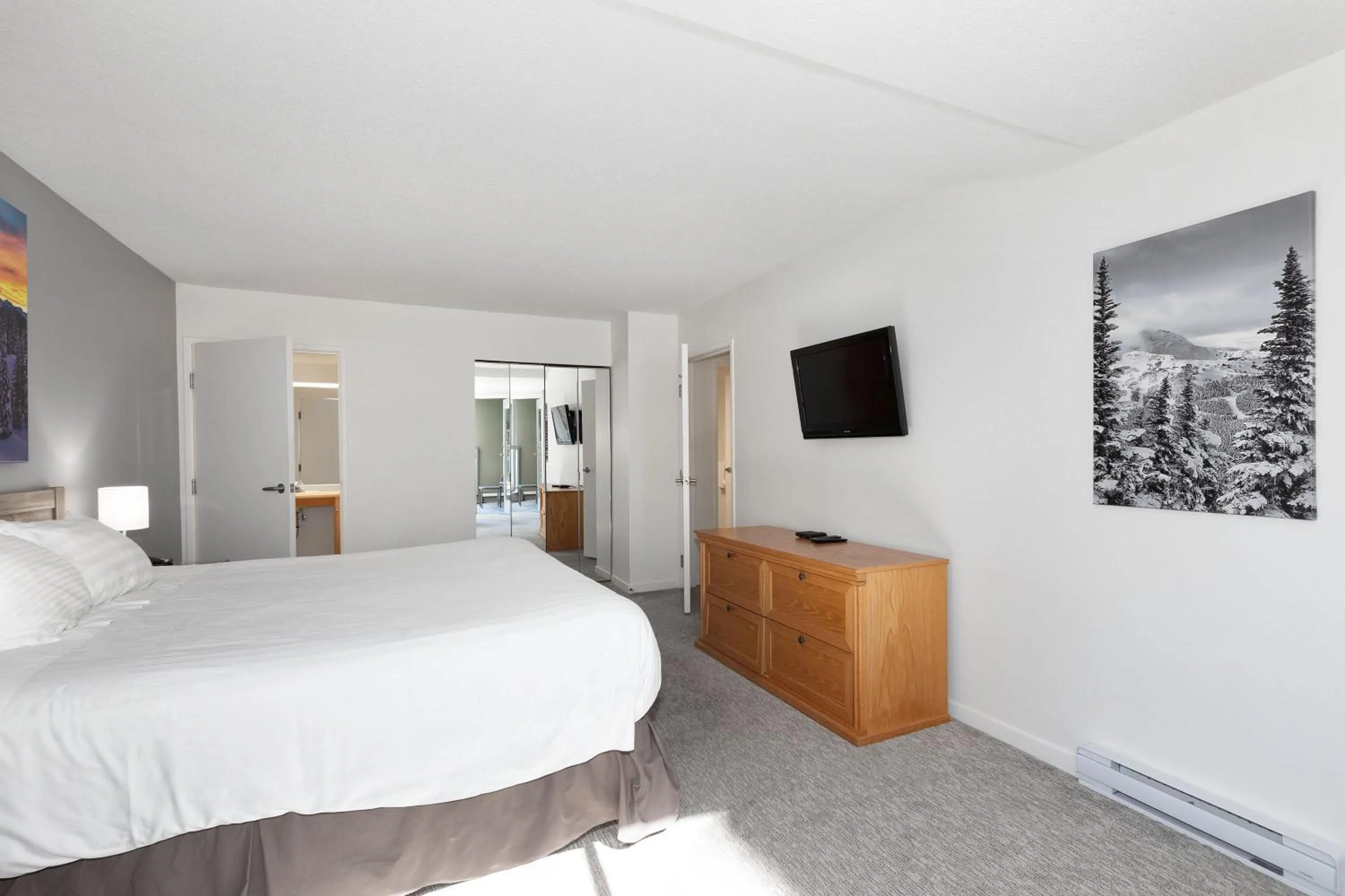 Bedroom, Bed in The Woodrun Lodge by Whiski Jack