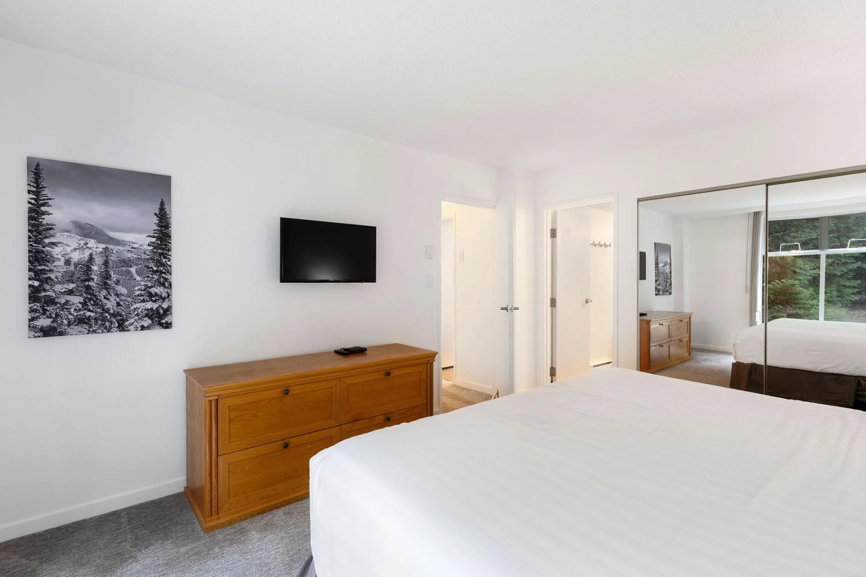 Bedroom, Bed in The Woodrun Lodge by Whiski Jack