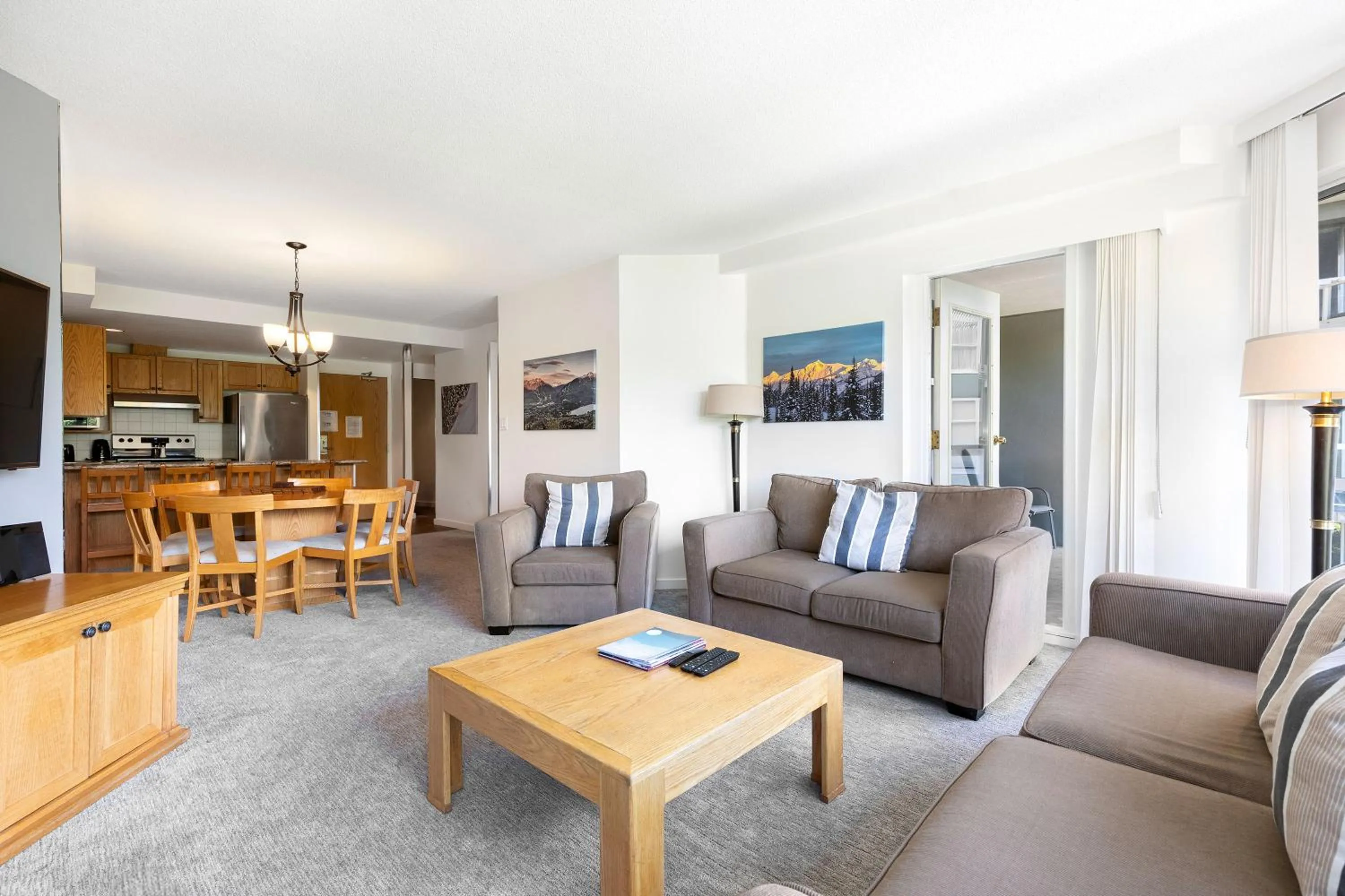 Living room in The Woodrun Lodge by Whiski Jack