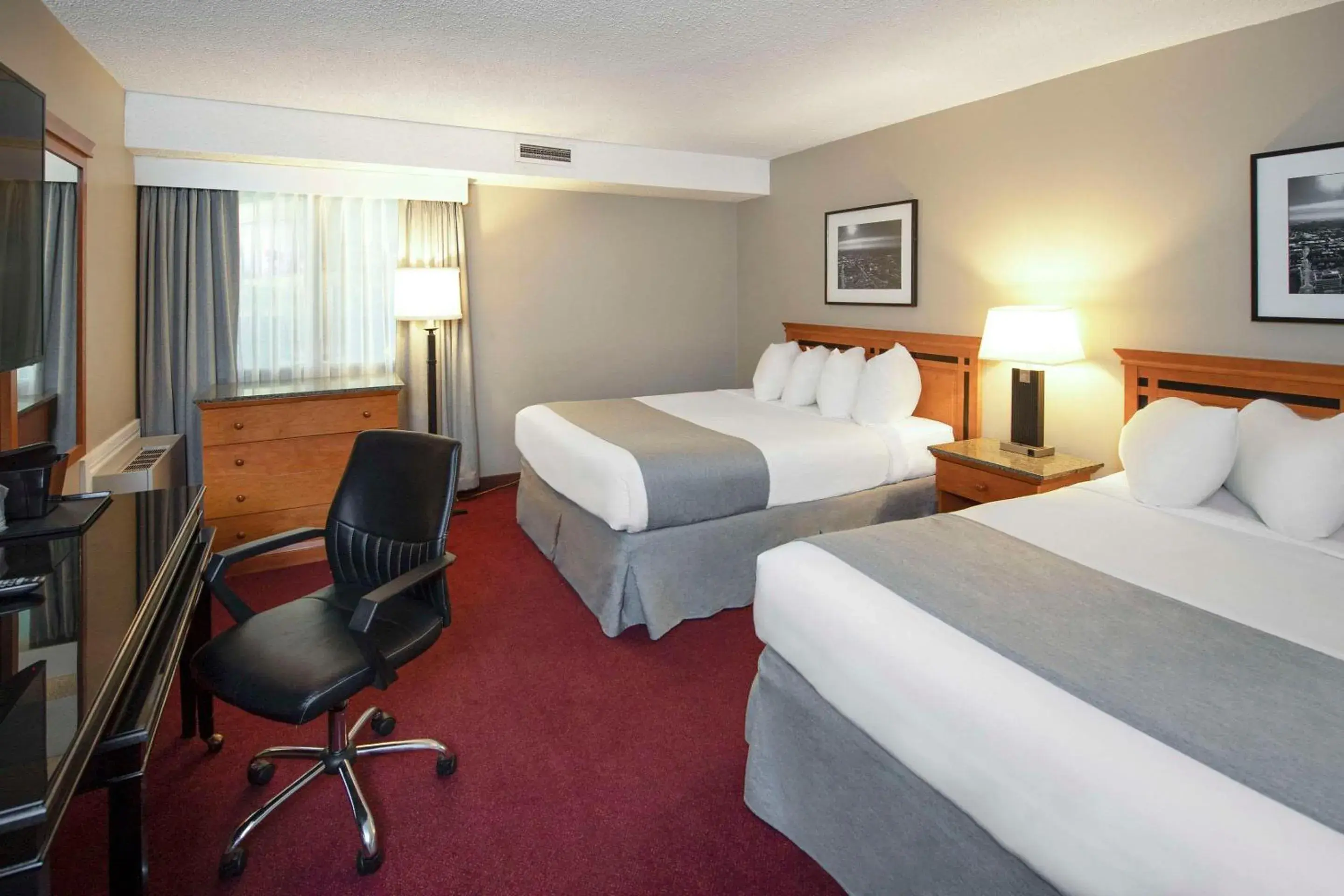 Bedroom, Bed in Clarion Pointe Bedroom, Bed in Clarion Pointe