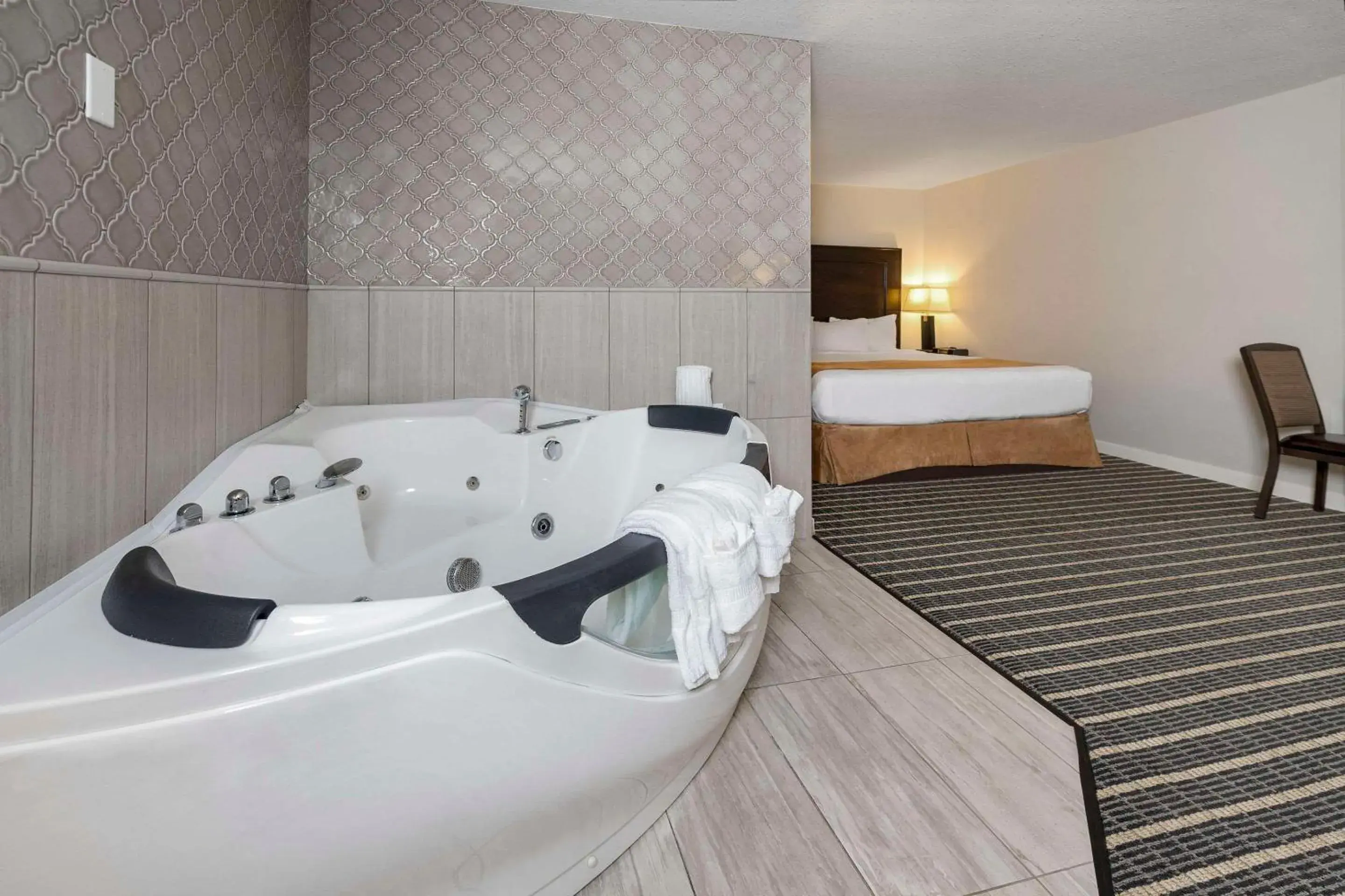 Bedroom, Bed in Clarion Pointe Bedroom, Bed in Clarion Pointe