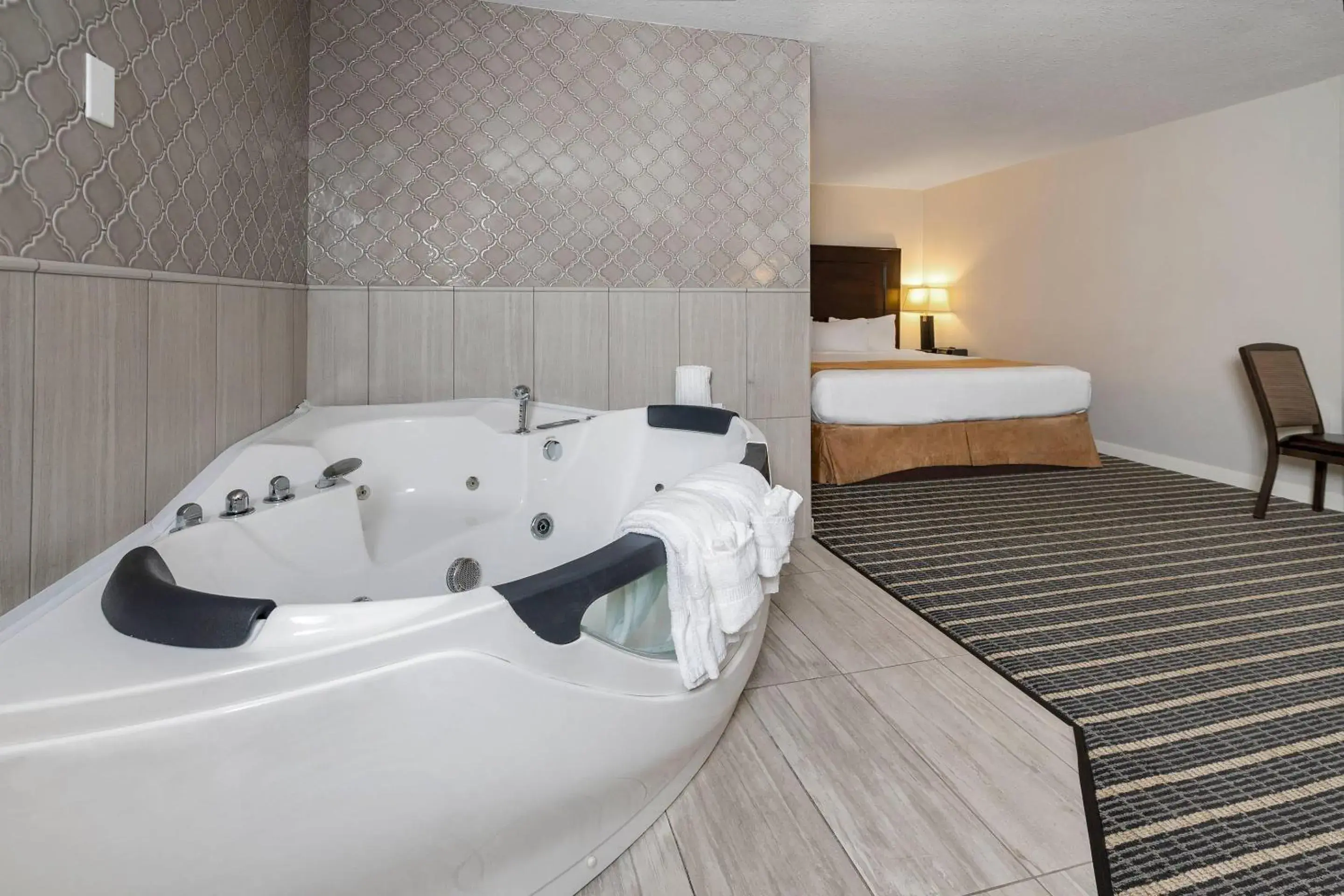 Bedroom, Bed in Clarion Pointe Bedroom, Bed in Clarion Pointe