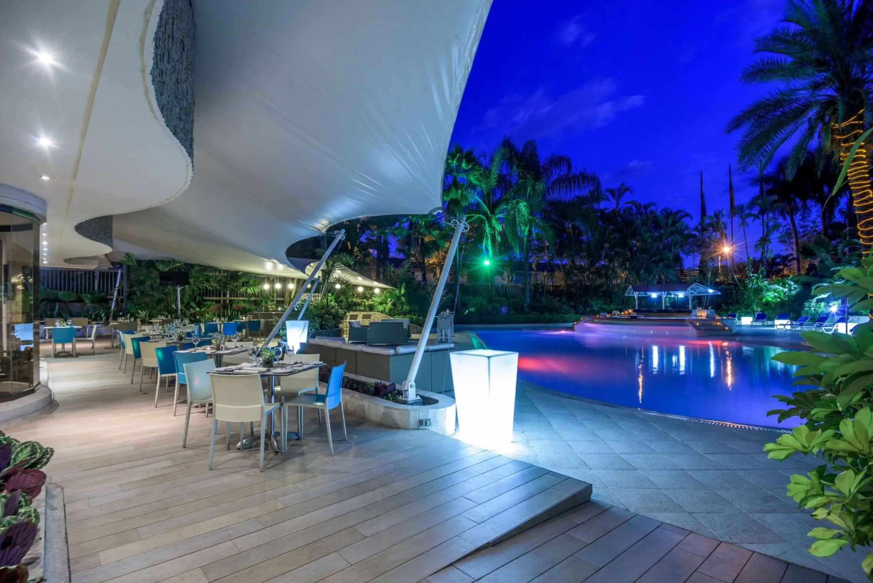 Lounge or bar in NH Cali Royal Lounge or bar in NH Cali Royal