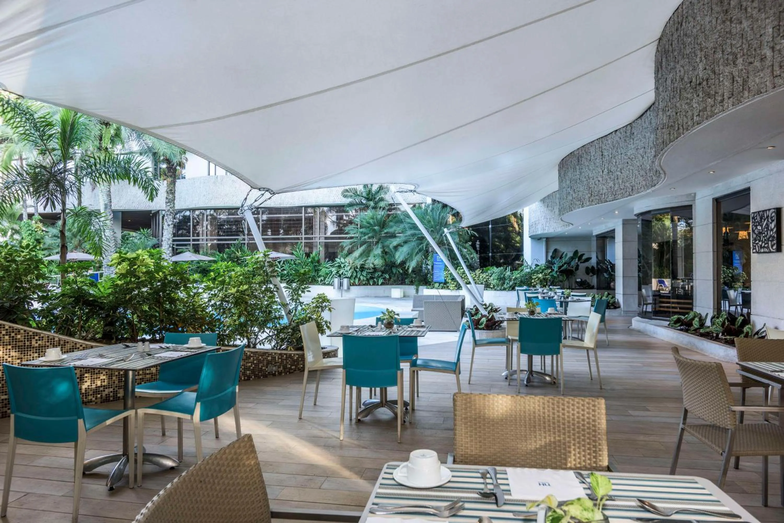 Lounge or bar in NH Cali Royal