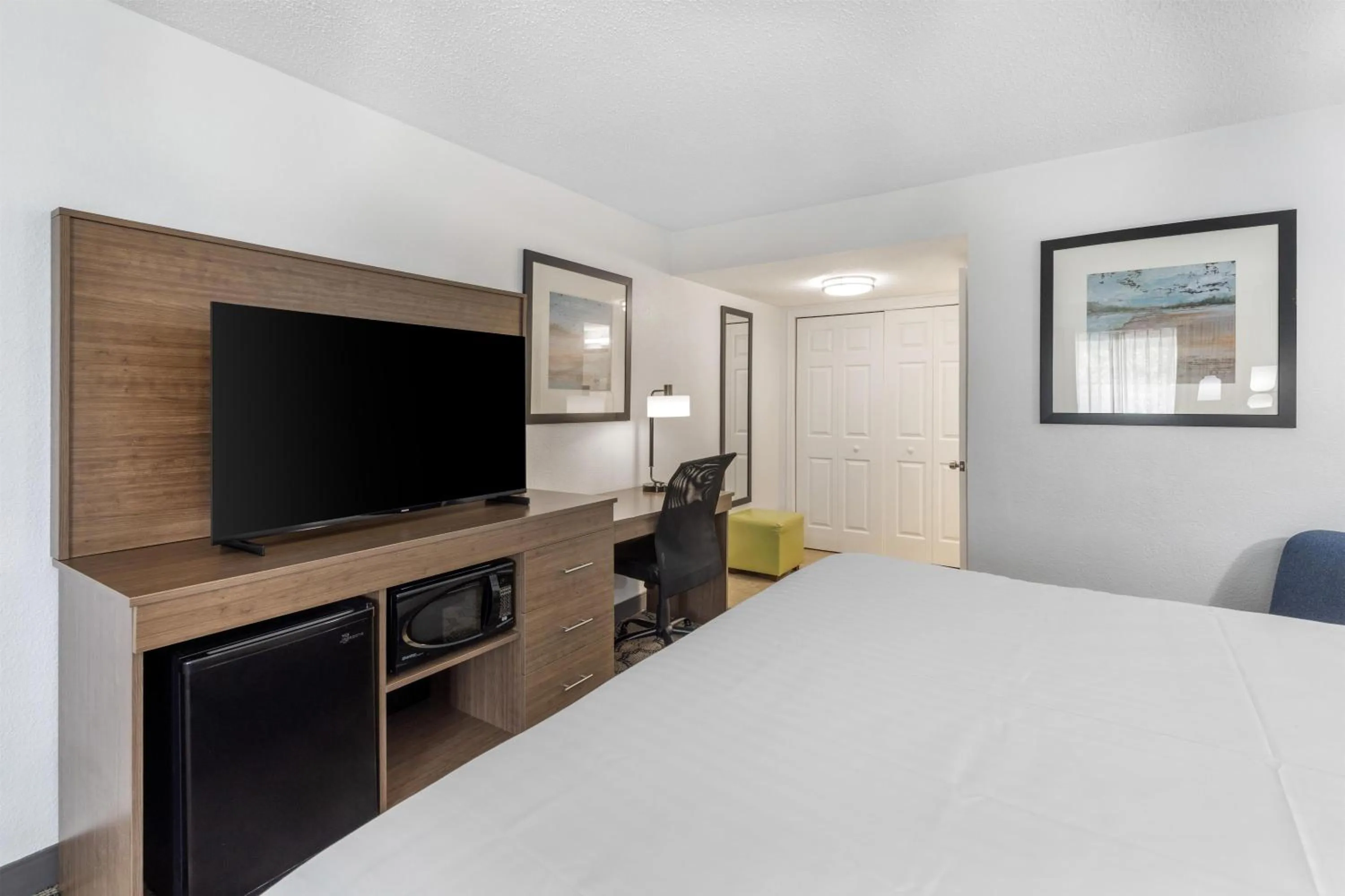 Bedroom, Bed in Best Western Palm Beach Lakes