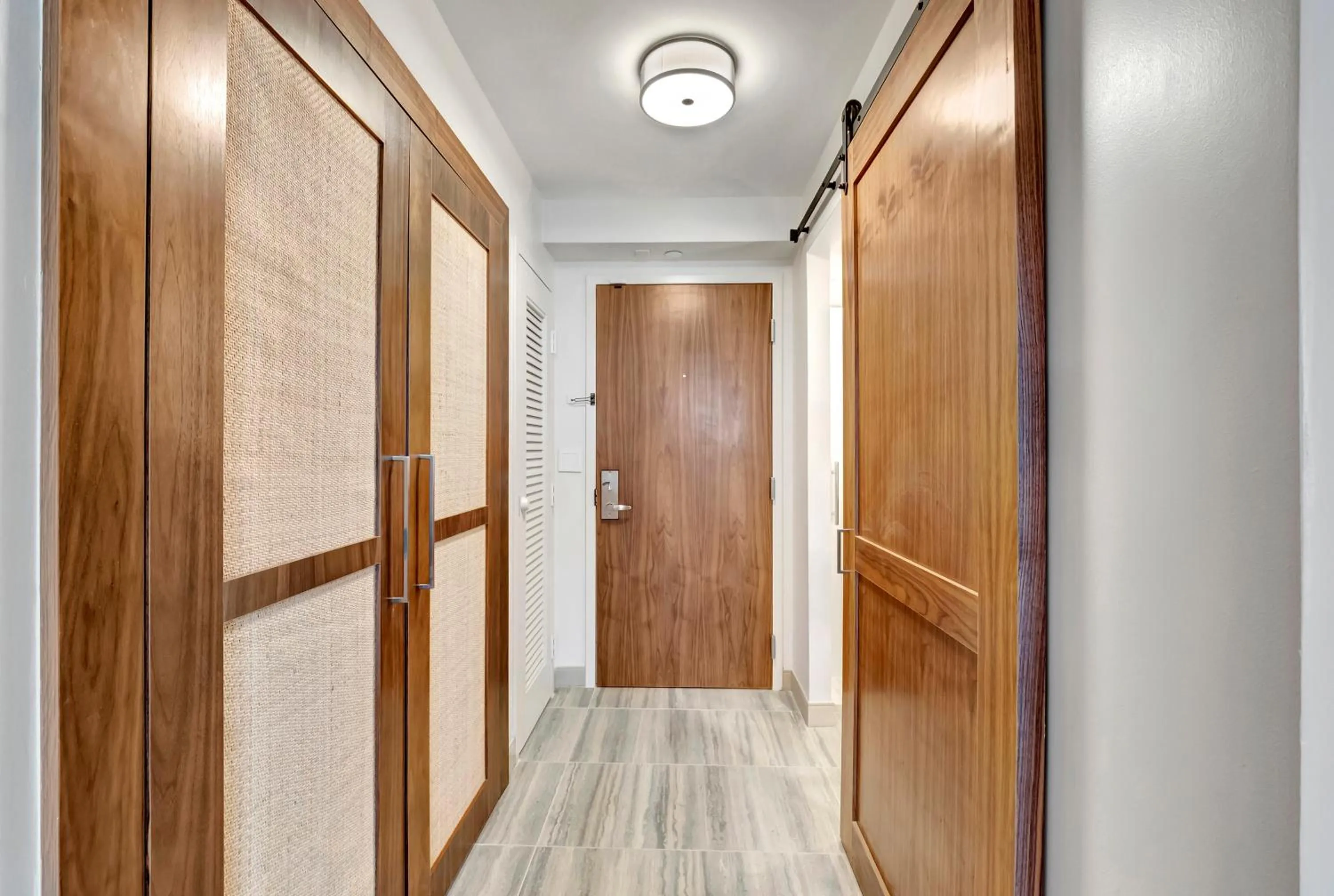 wardrobe in Tideline Palm Beach Ocean Resort and Spa