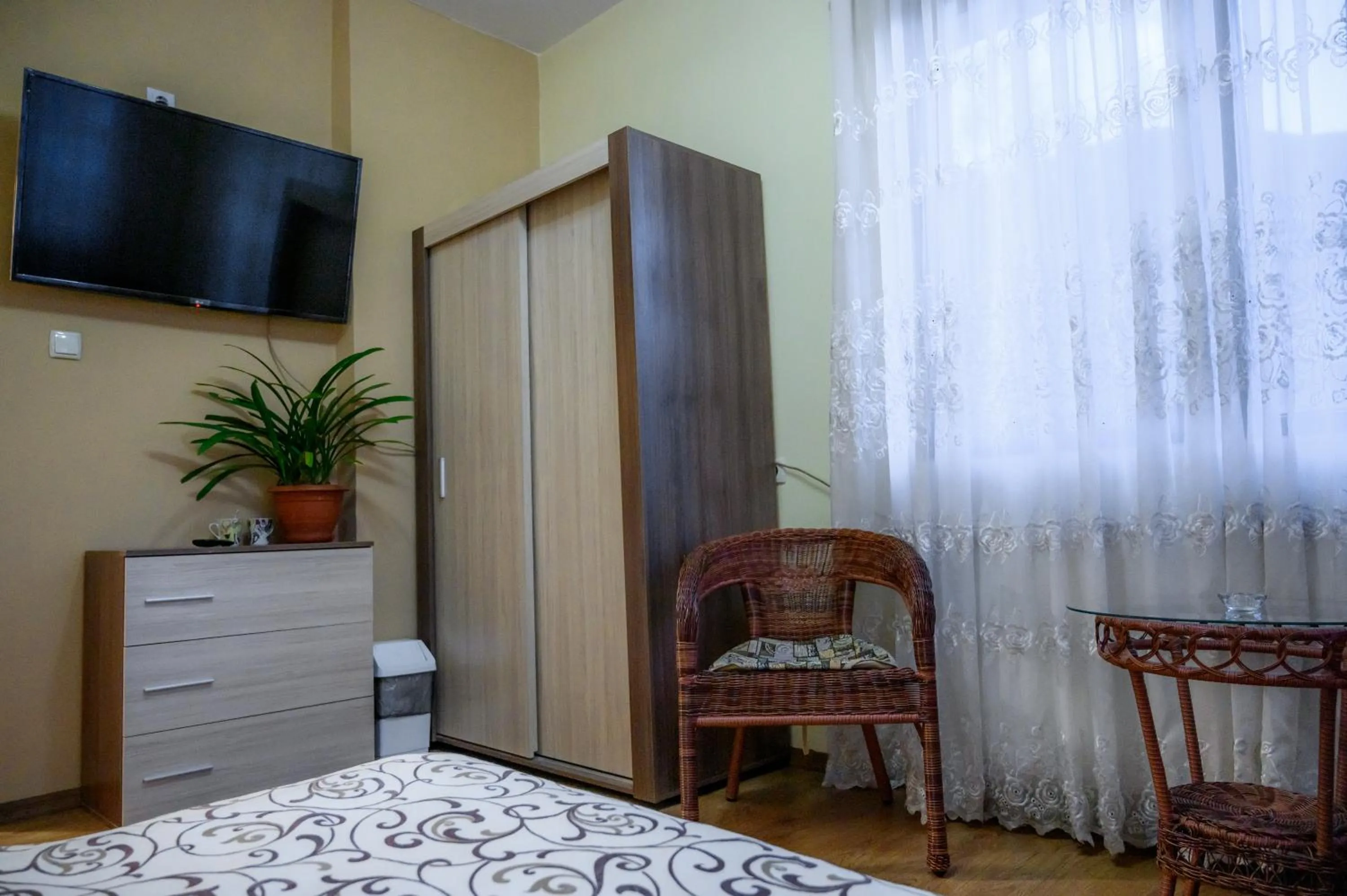 Communal lounge/ TV room, Bed in Guest House Angelkovi