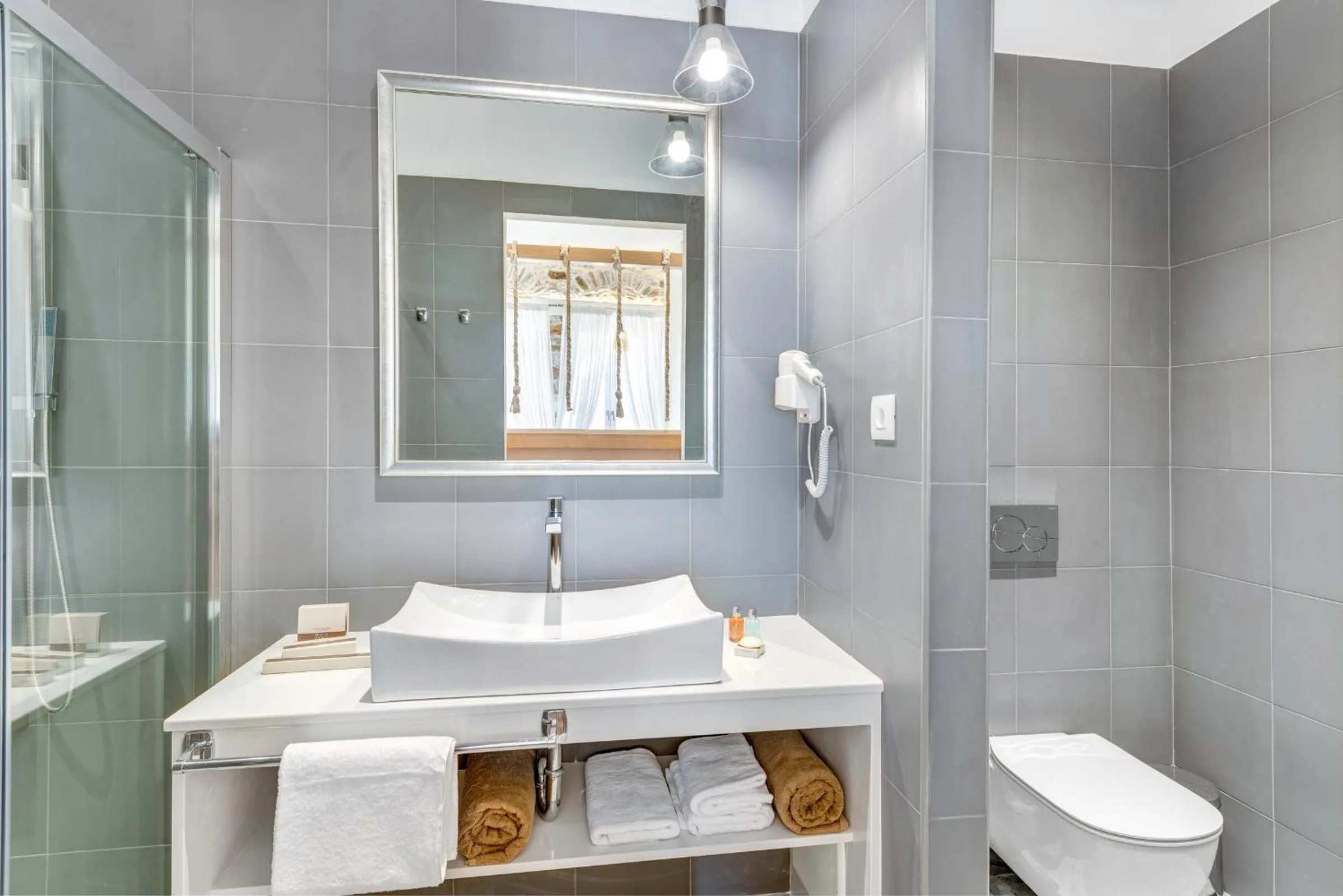 Shower in 1844 Suites Syros