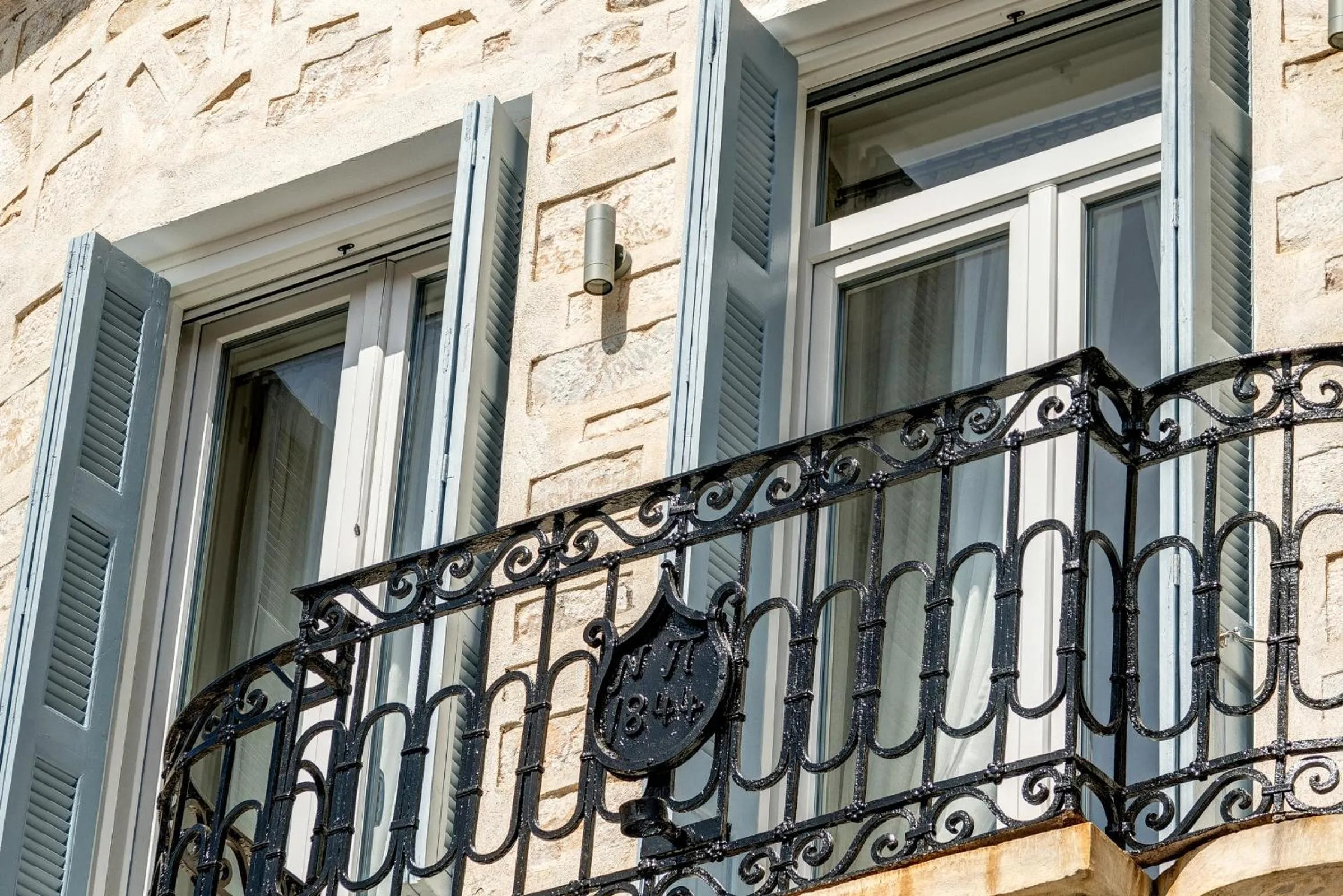 Facade/entrance in 1844 Suites Syros
