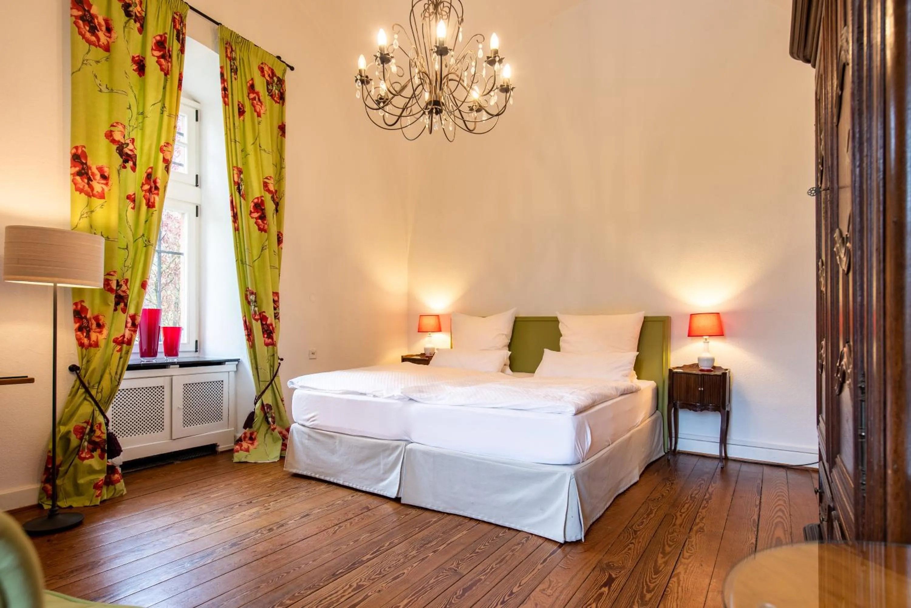 Bedroom, Bed in Gästehaus Schloss Saareck