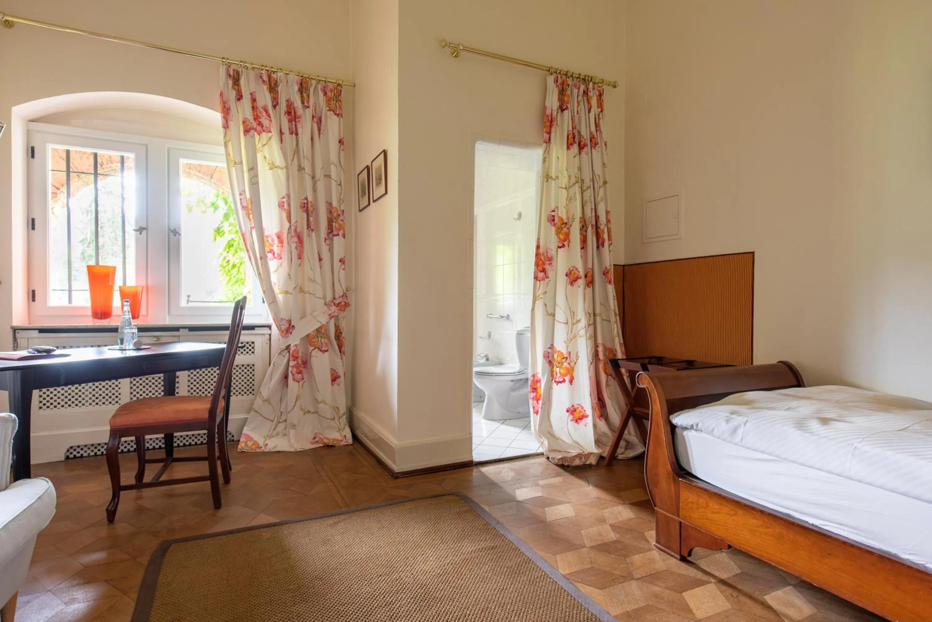 Bed in Gästehaus Schloss Saareck