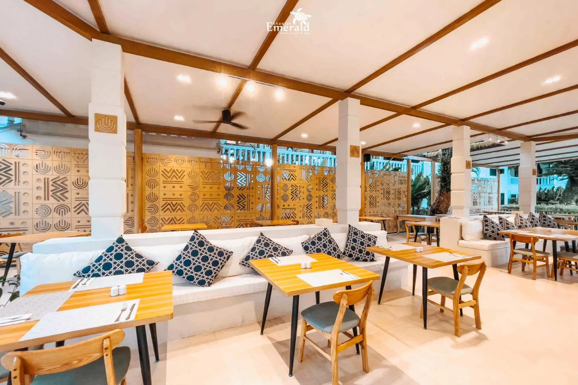 Restaurant/places to eat in Khaolak Emerald Beach Resort and Spa