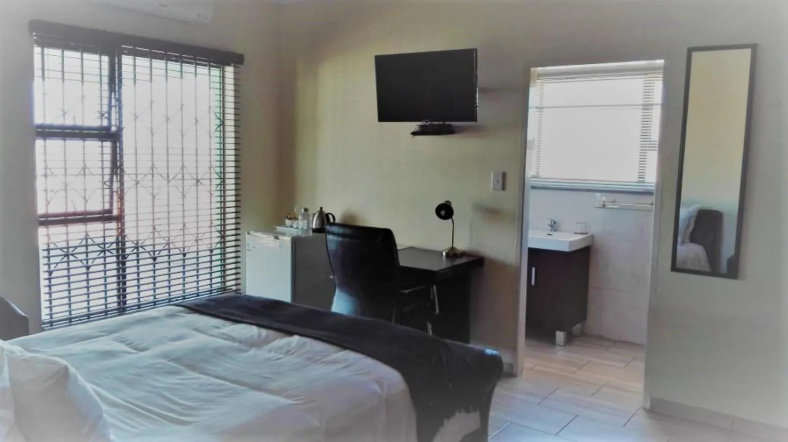 Photo of the whole room, Bed in Estoby Executive guest house