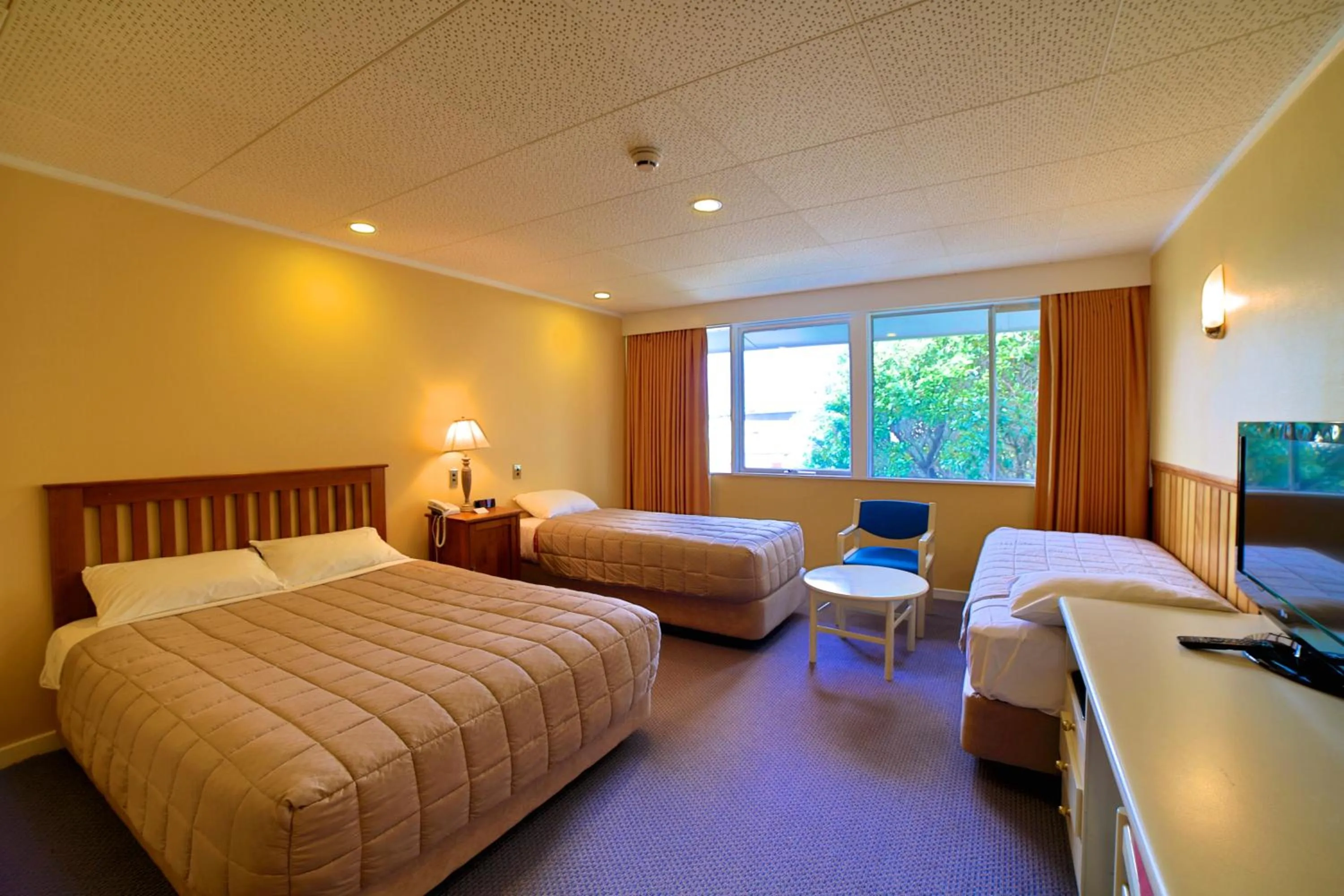 Bedroom, Bed in Brentwood Hotel