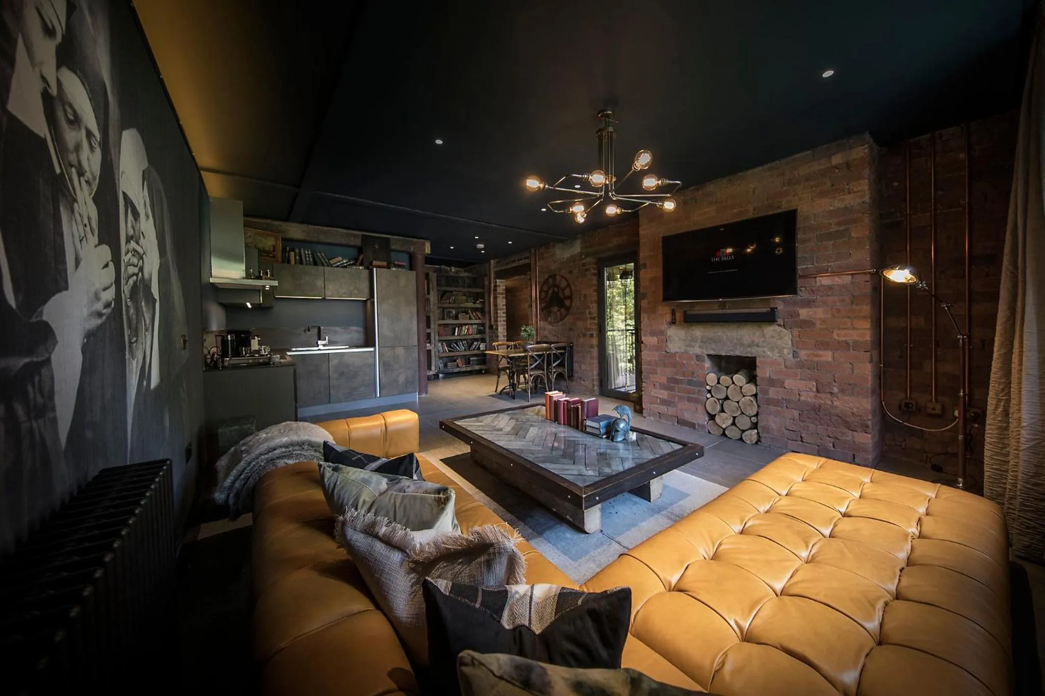 Old Tom - One Bedroom Apartment with Balcony and Jacuzzi Bath in The Bells - Luxury Serviced Apartments