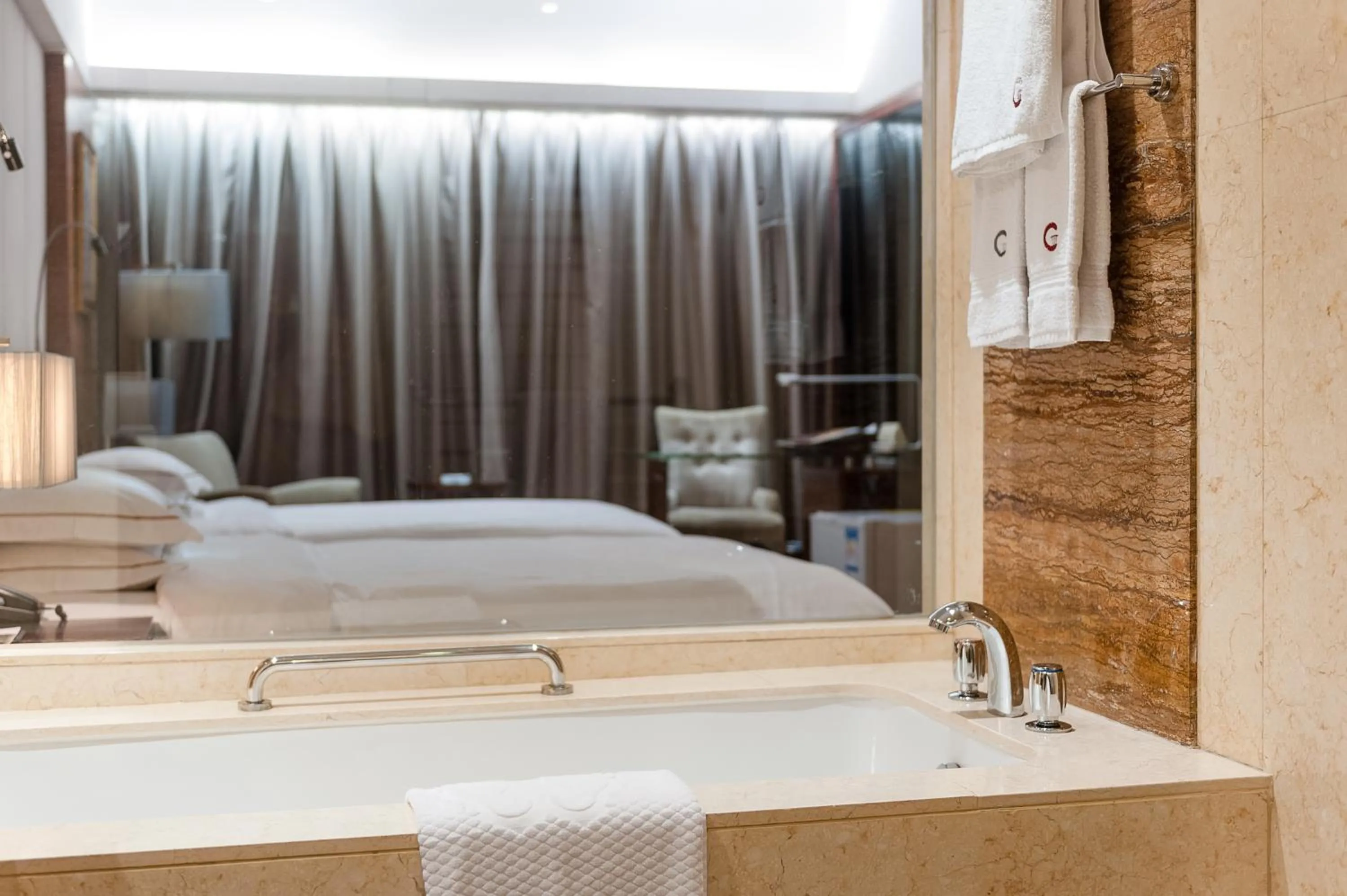 Bathroom, Bed in Guangzhou Good International Hotel