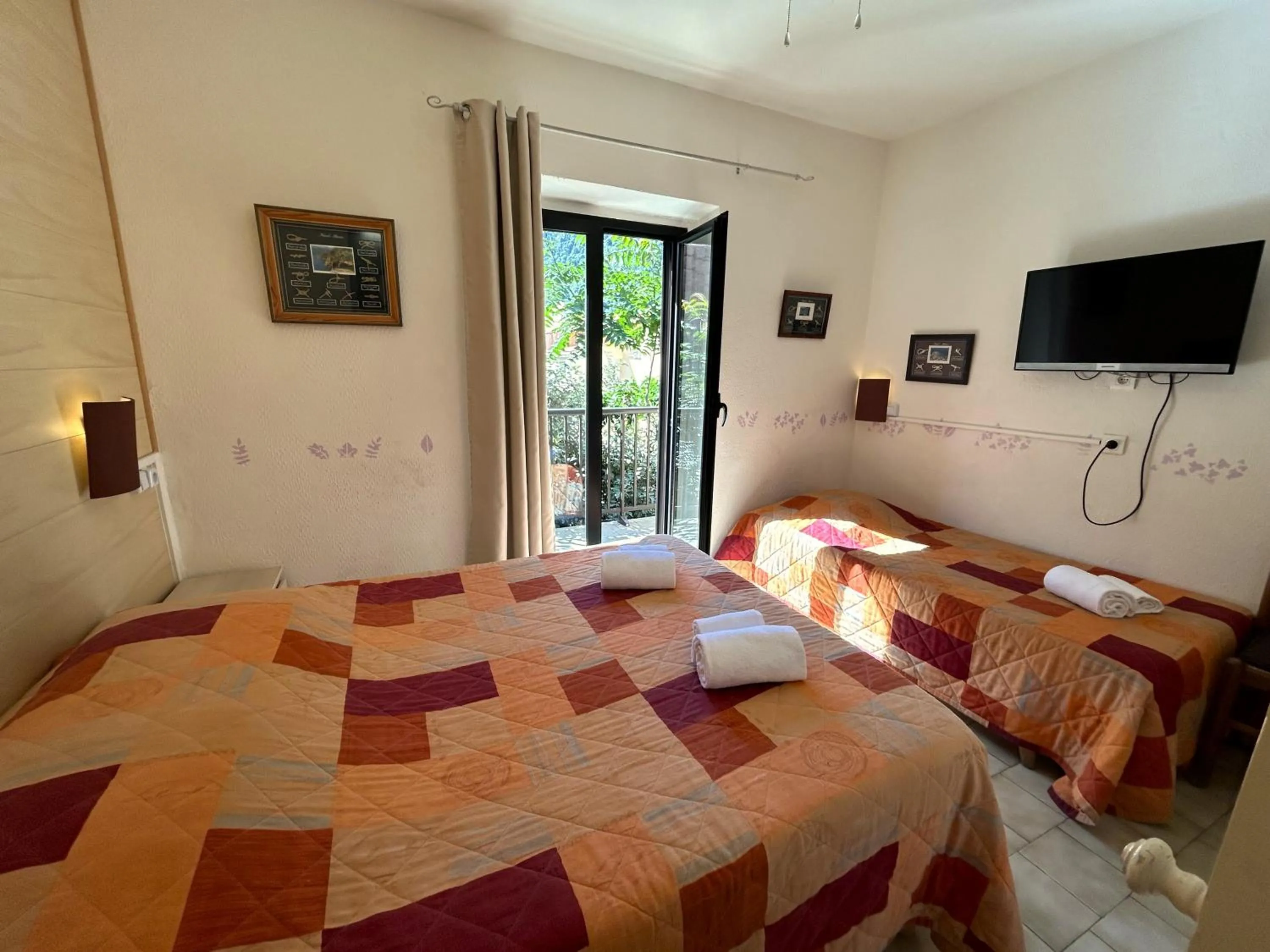Triple Room with Garden View in Hôtel Le Bon Accueil
