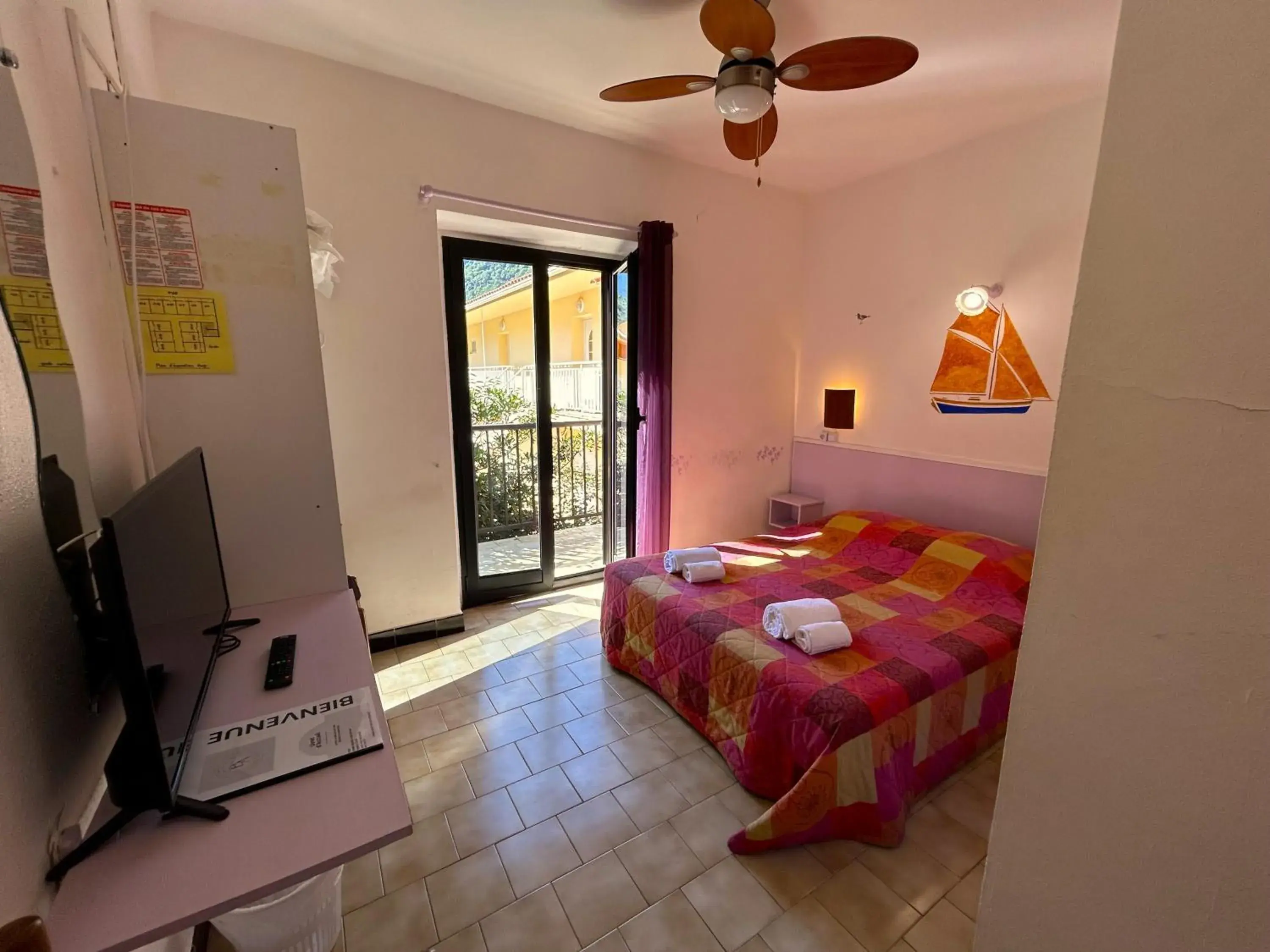 Double Room with Balcony in Hôtel Le Bon Accueil Double Room with Balcony in Hôtel Le Bon Accueil