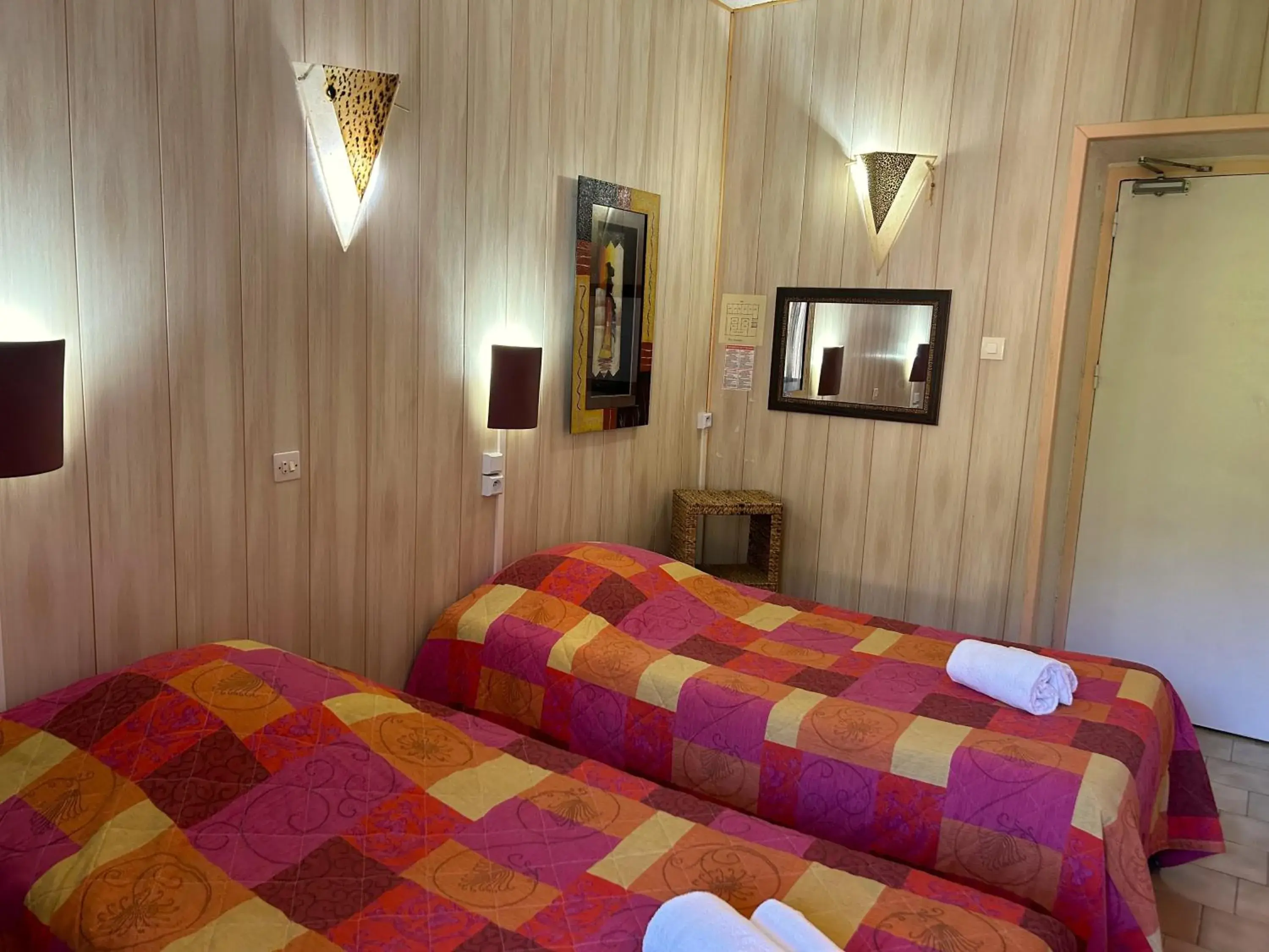 Twin Room - single occupancy in Hôtel Le Bon Accueil Twin Room - single occupancy in Hôtel Le Bon Accueil