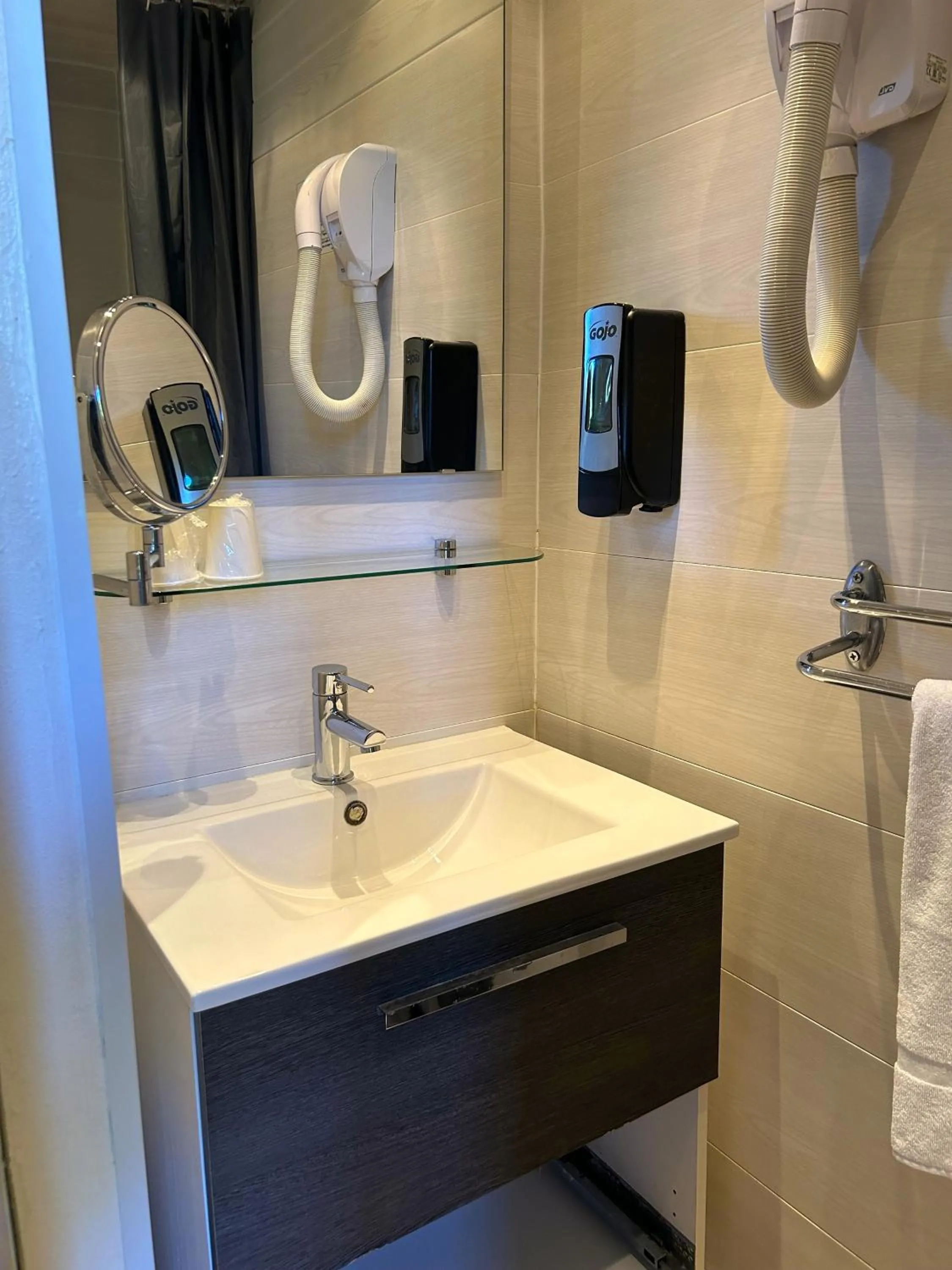 Twin Room - single occupancy in Hôtel Le Bon Accueil