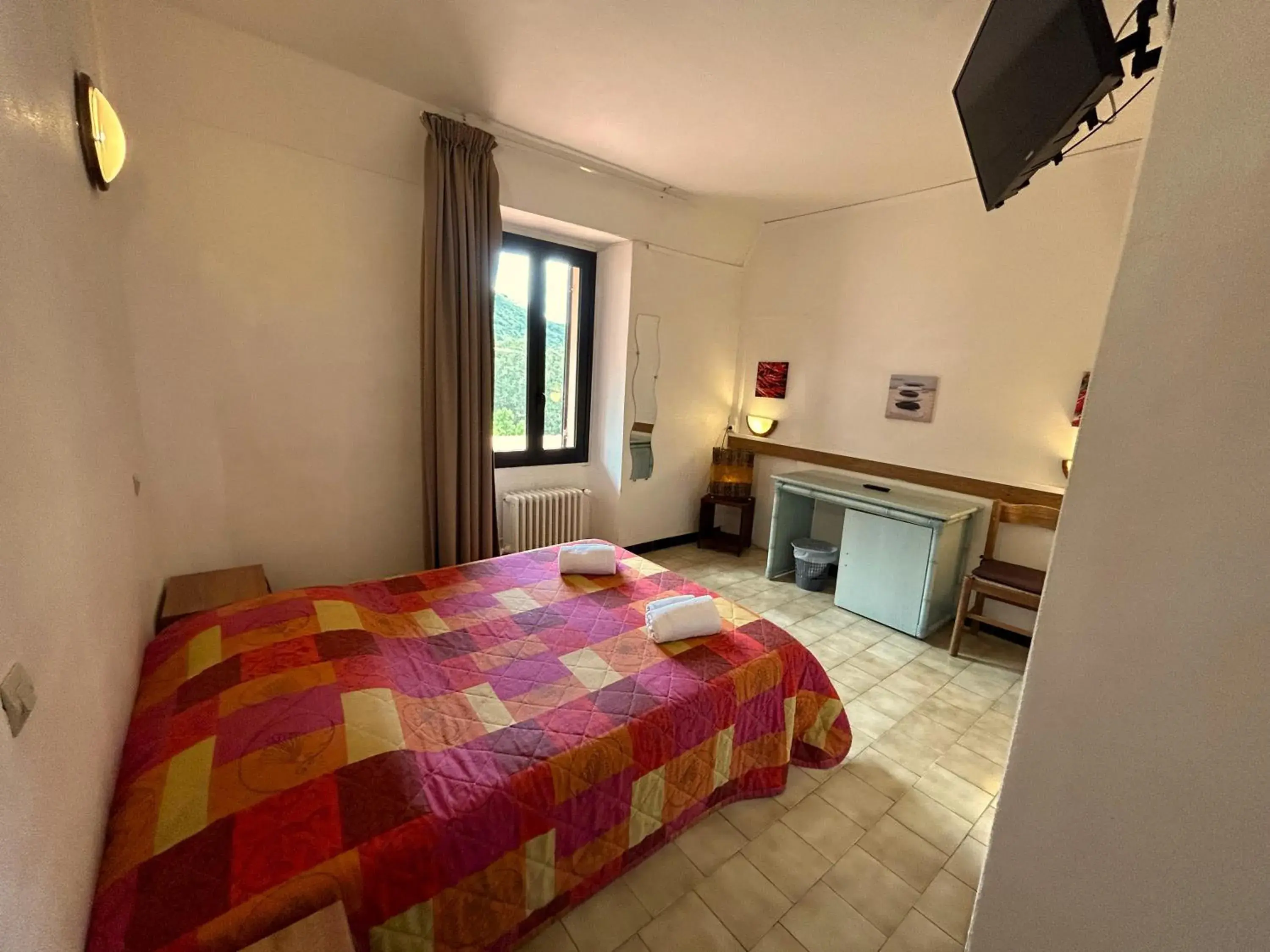 Double Room in Hôtel Le Bon Accueil Double Room in Hôtel Le Bon Accueil