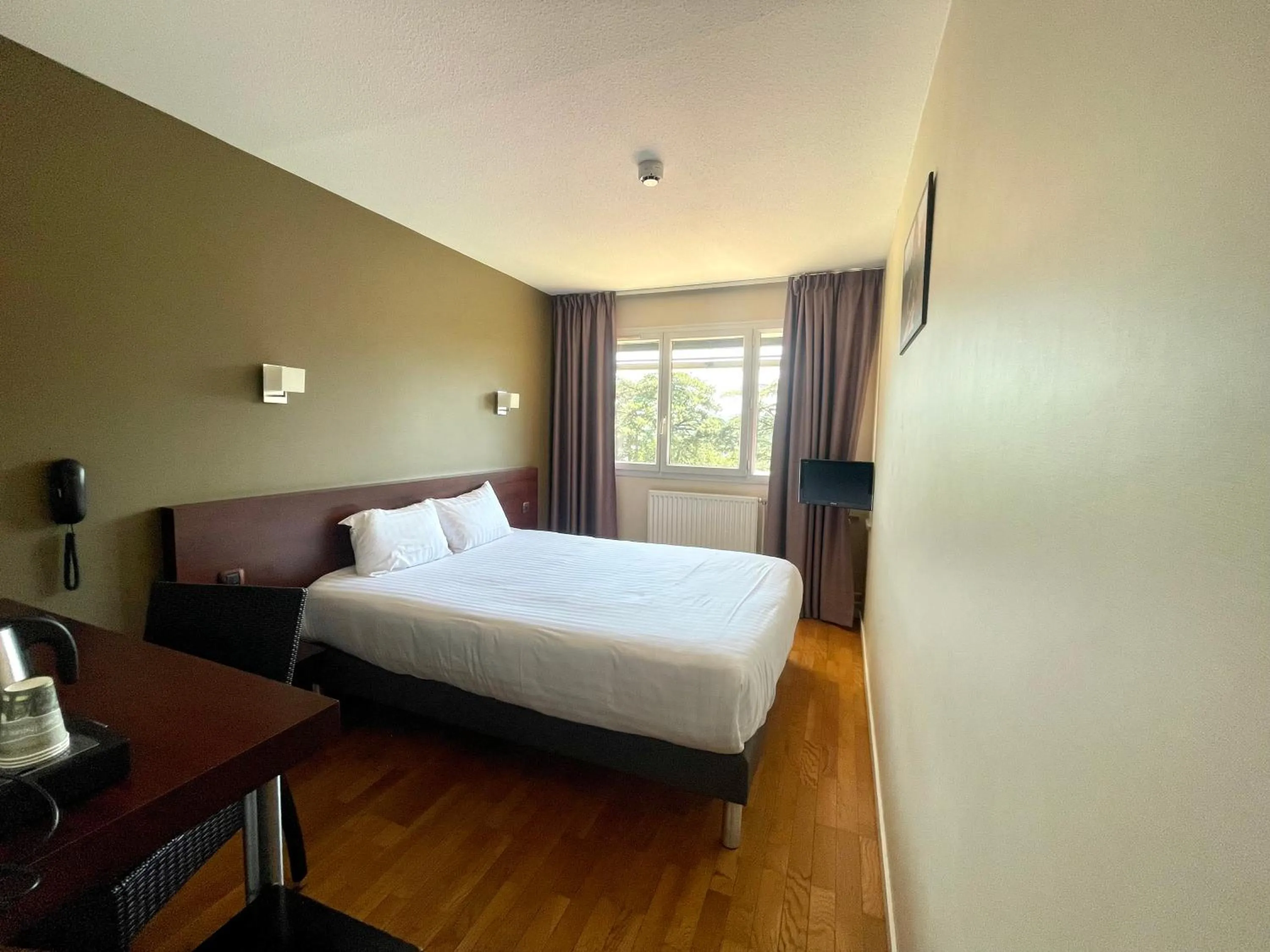 Bedroom, Bed in Hôtel Valpré