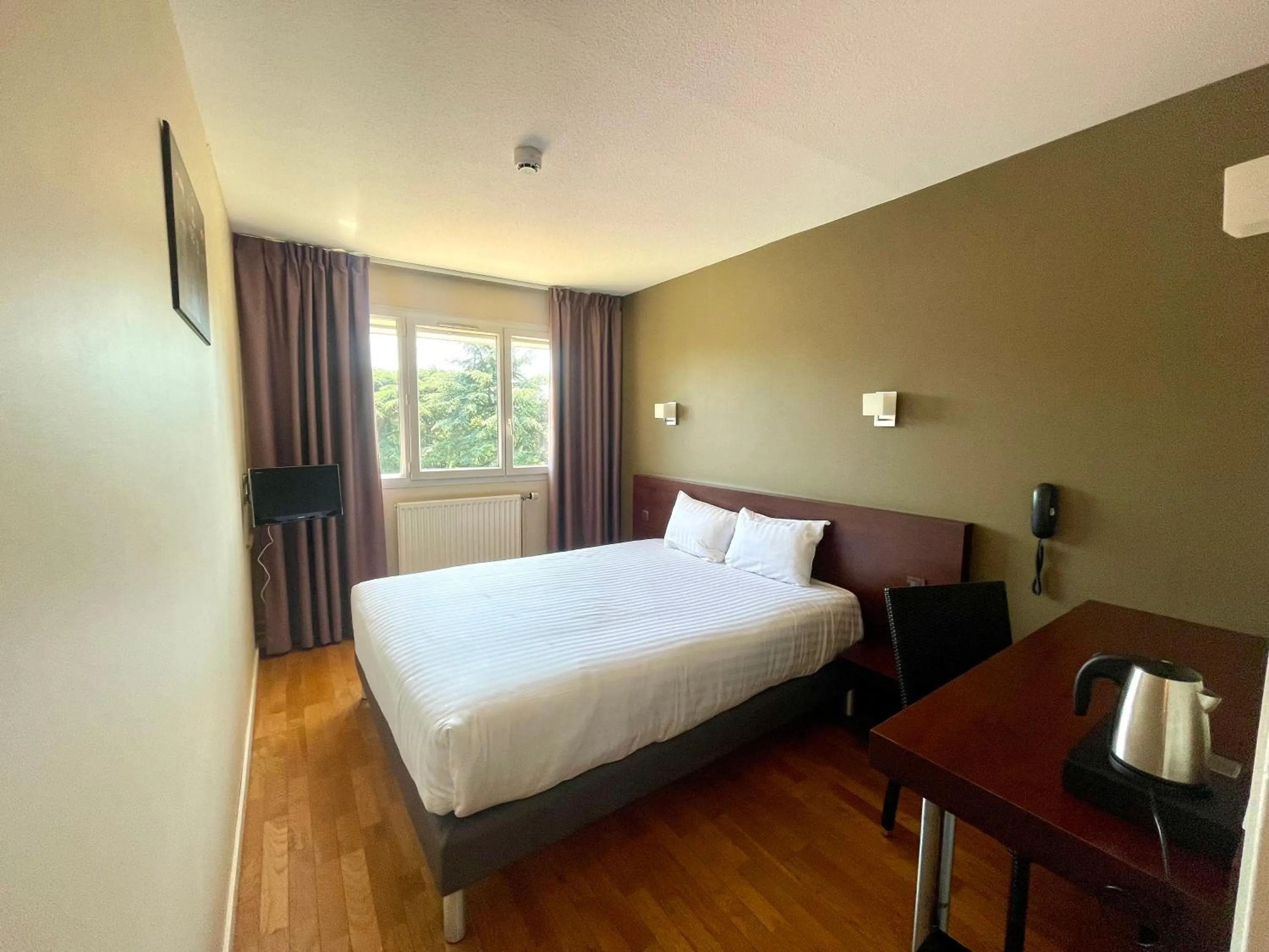 Bedroom, Bed in Hôtel Valpré