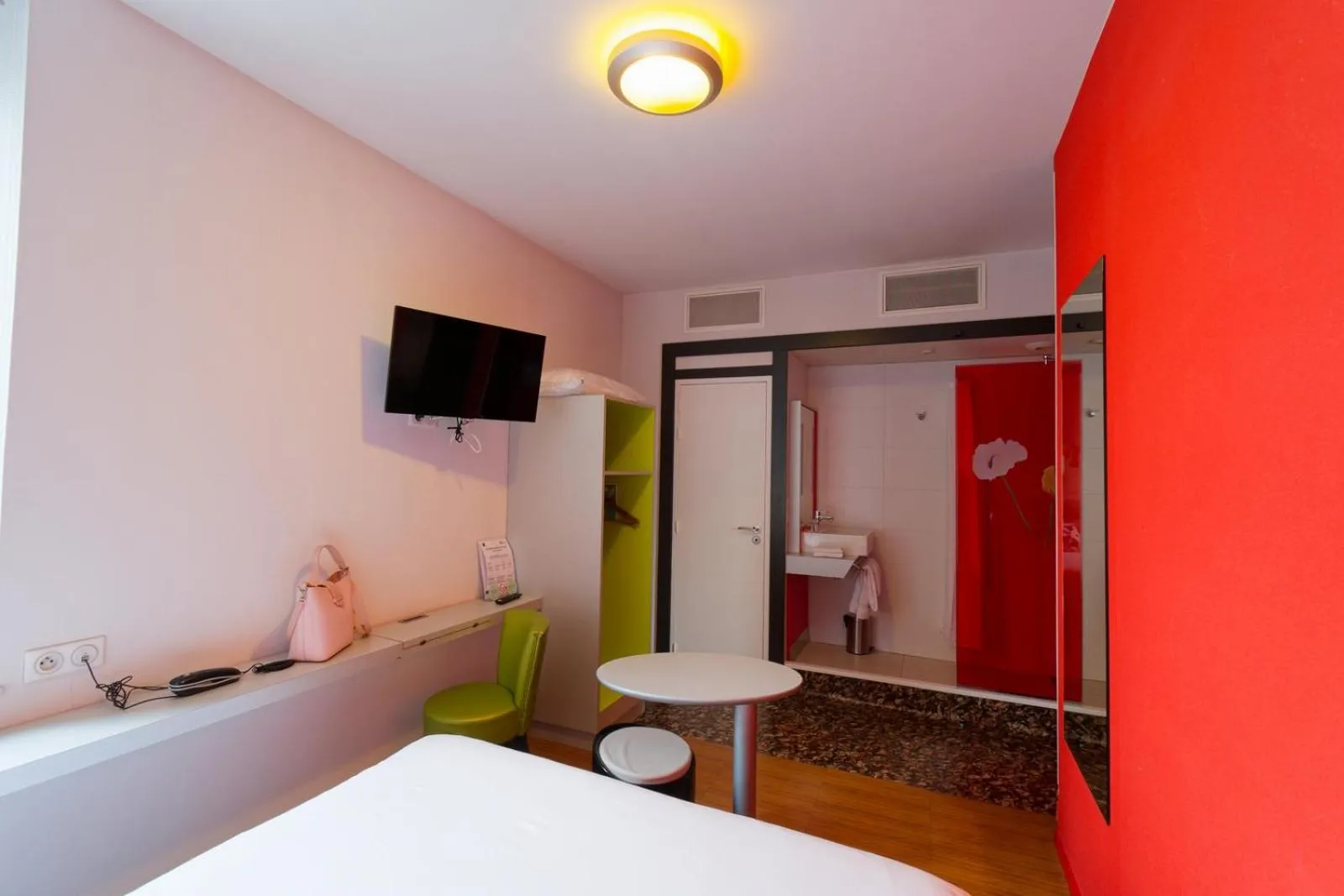 Shower, Bed in ibis Styles Saint Brieuc Gare Centre