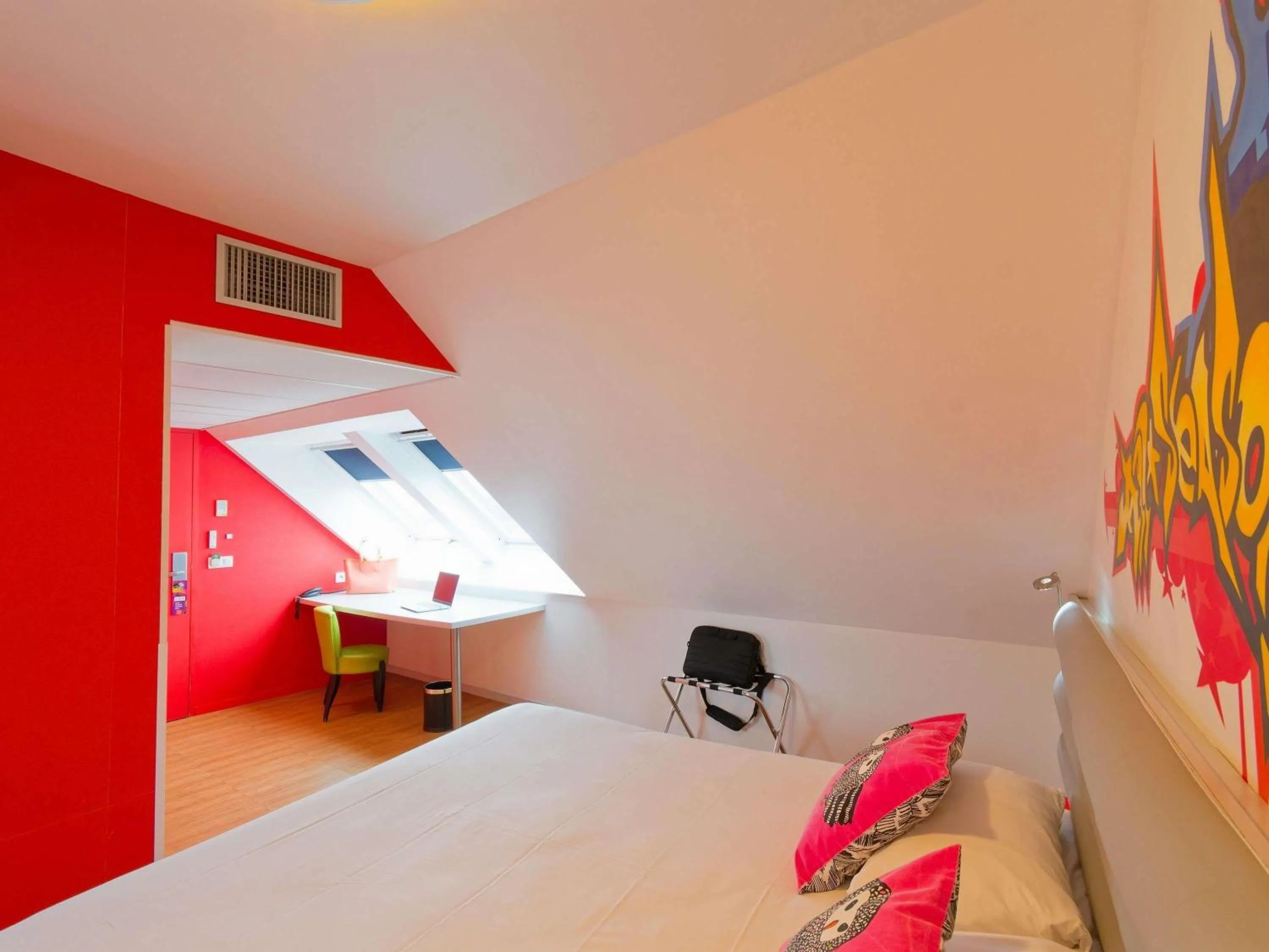 Bedroom, Bed in ibis Styles Saint Brieuc Gare Centre