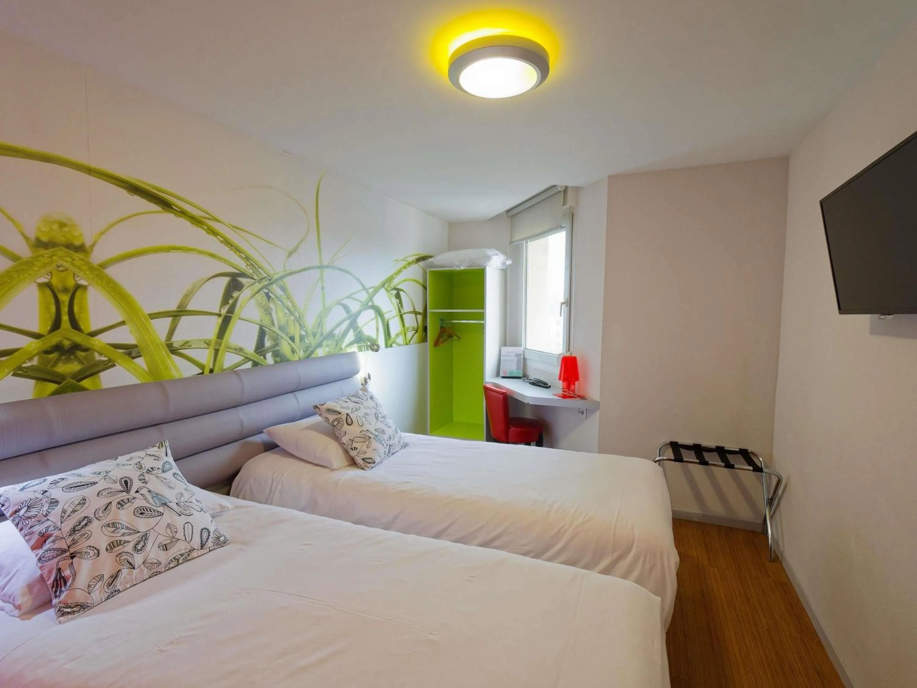 Bedroom, Bed in ibis Styles Saint Brieuc Gare Centre