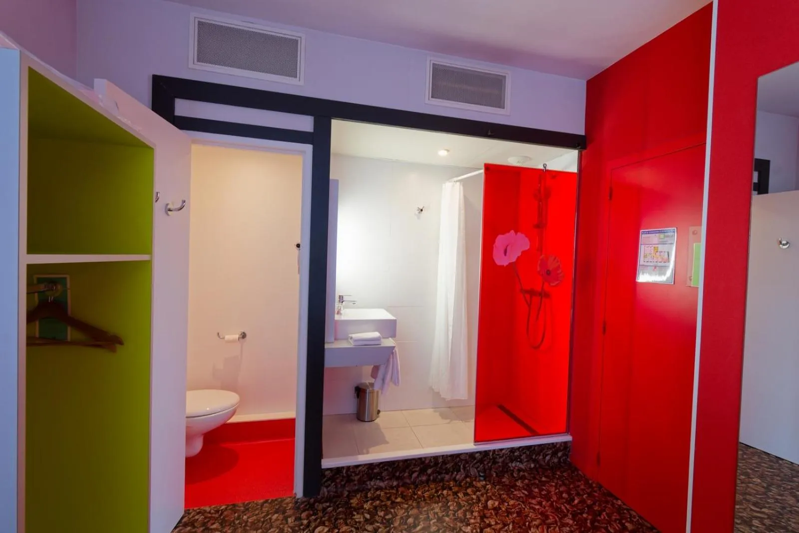 Shower in ibis Styles Saint Brieuc Gare Centre