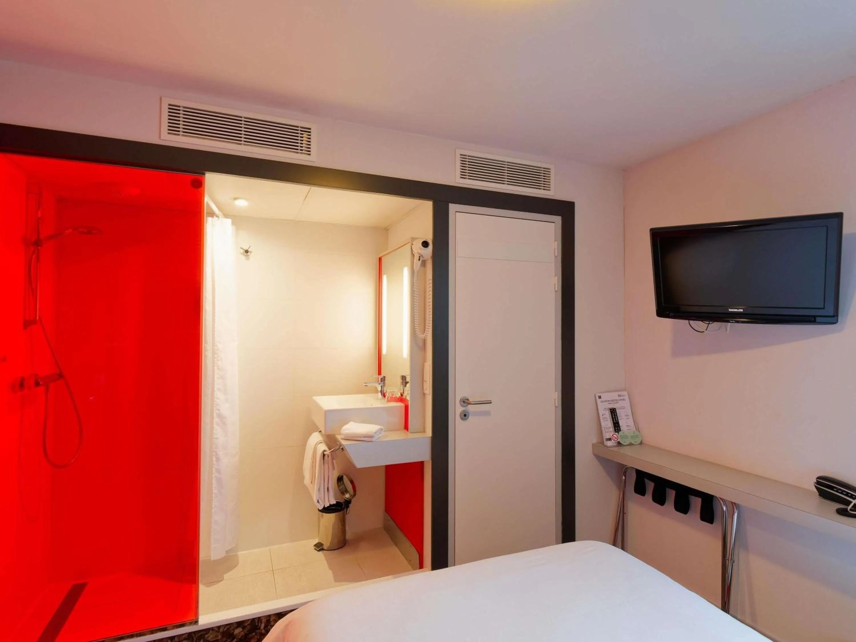 Bedroom, Bed in ibis Styles Saint Brieuc Gare Centre