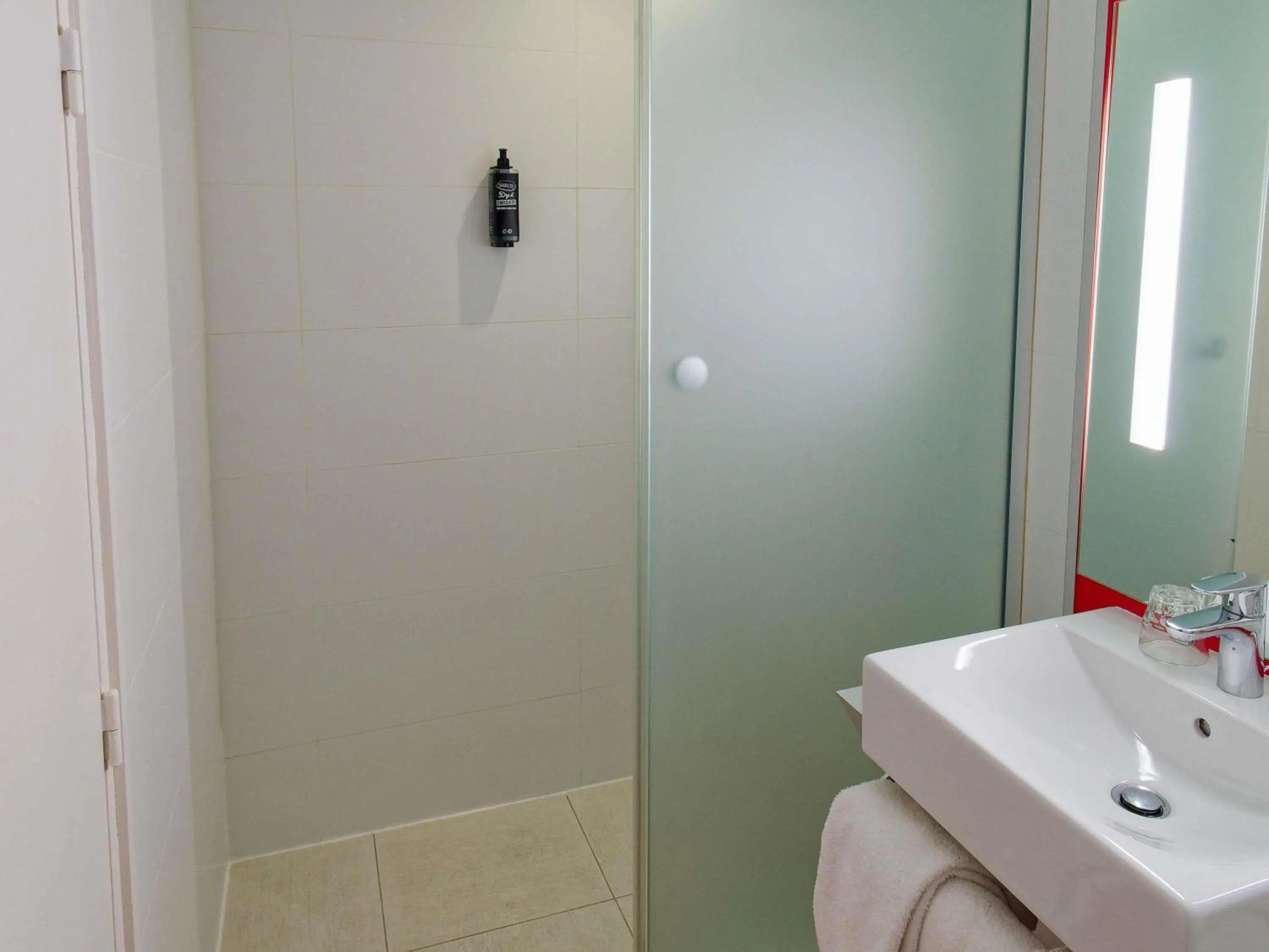 Bedroom in ibis Styles Saint Brieuc Gare Centre