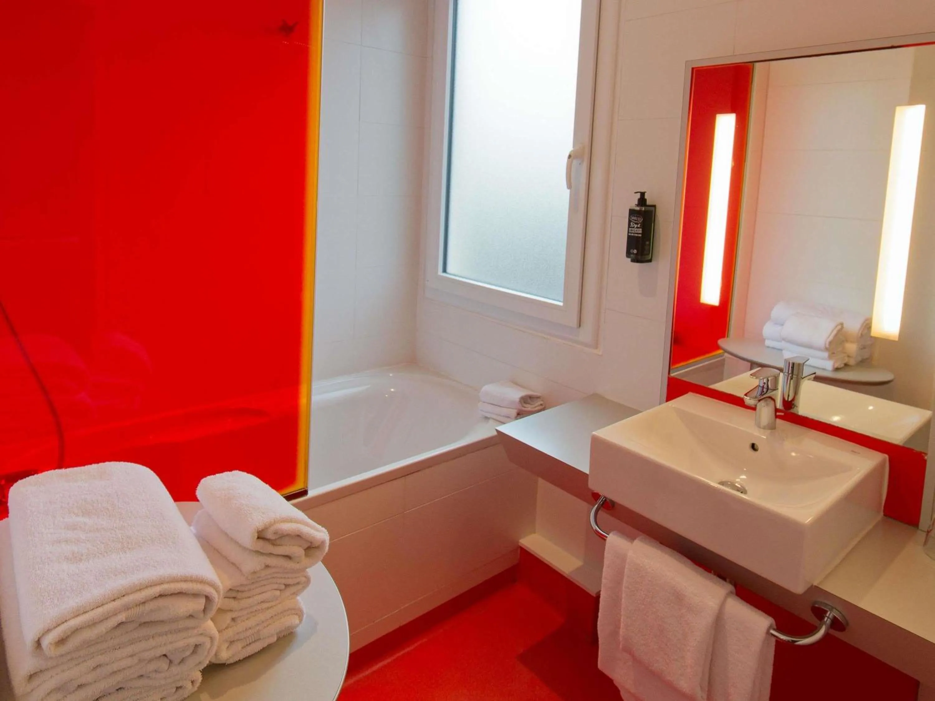 Bedroom, Bed in ibis Styles Saint Brieuc Gare Centre
