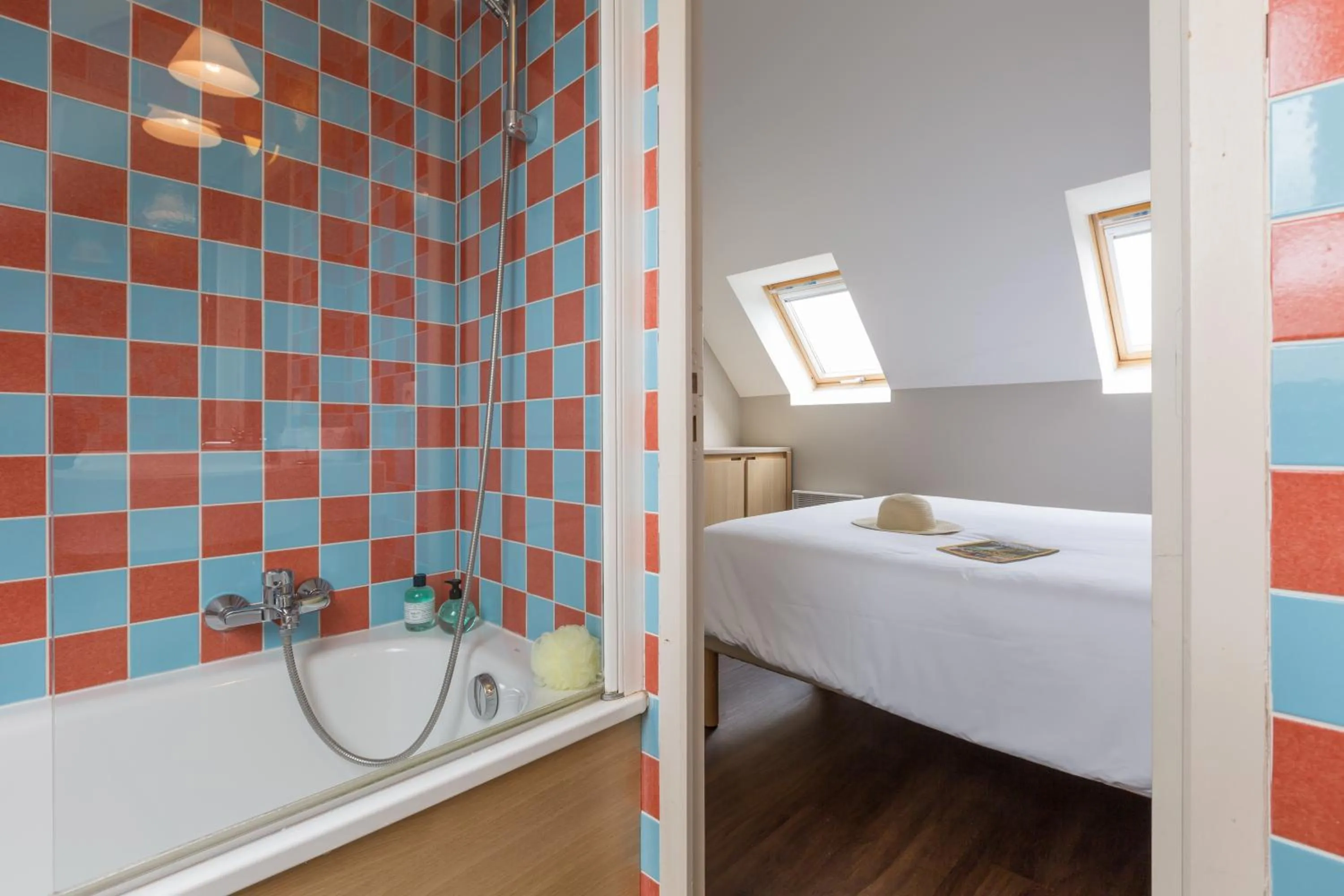 Bathroom, Bed in Résidence Pierre & Vacances le Green Beach