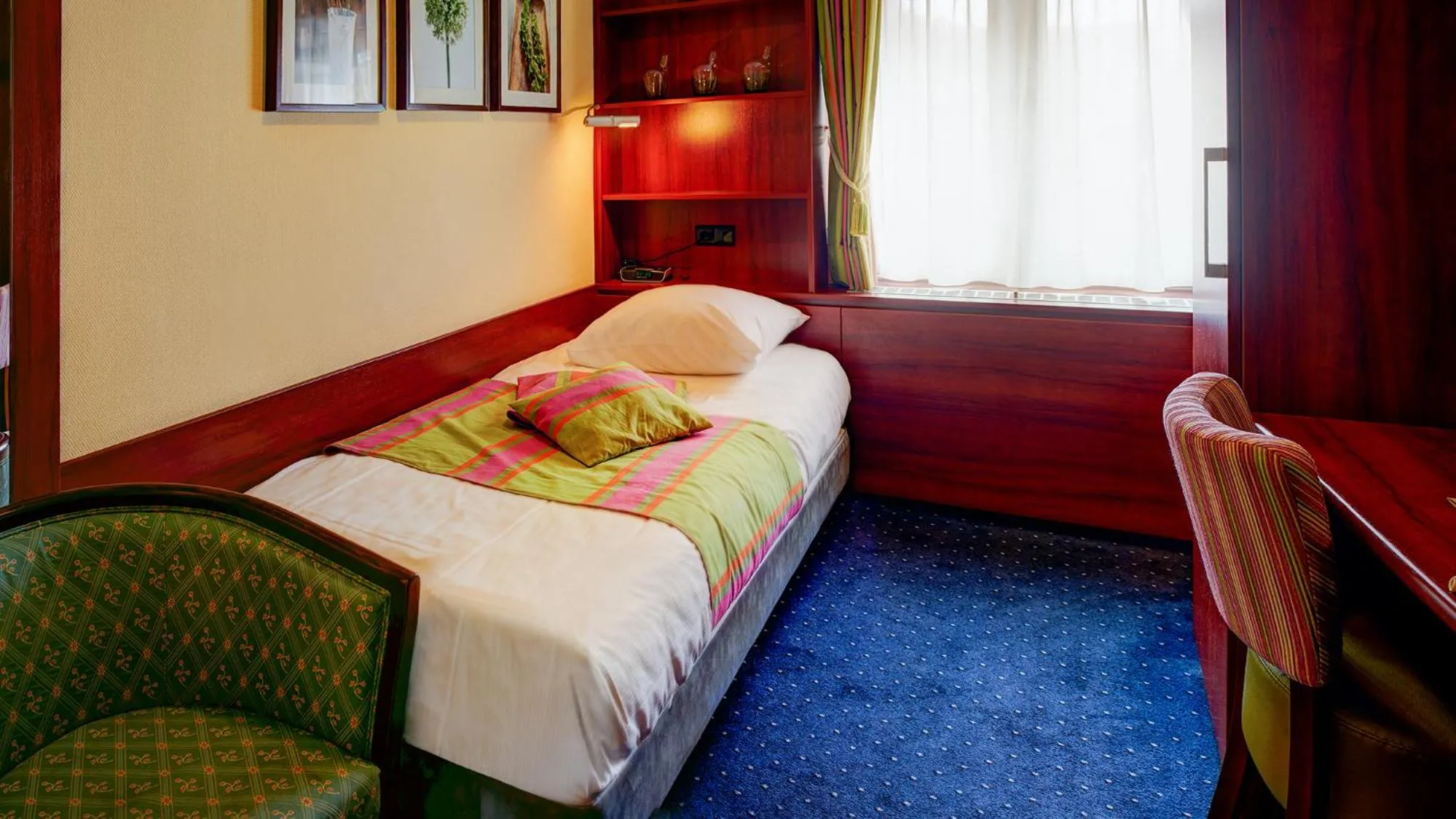 Photo of the whole room, Bed in Hotel Berg en Dal