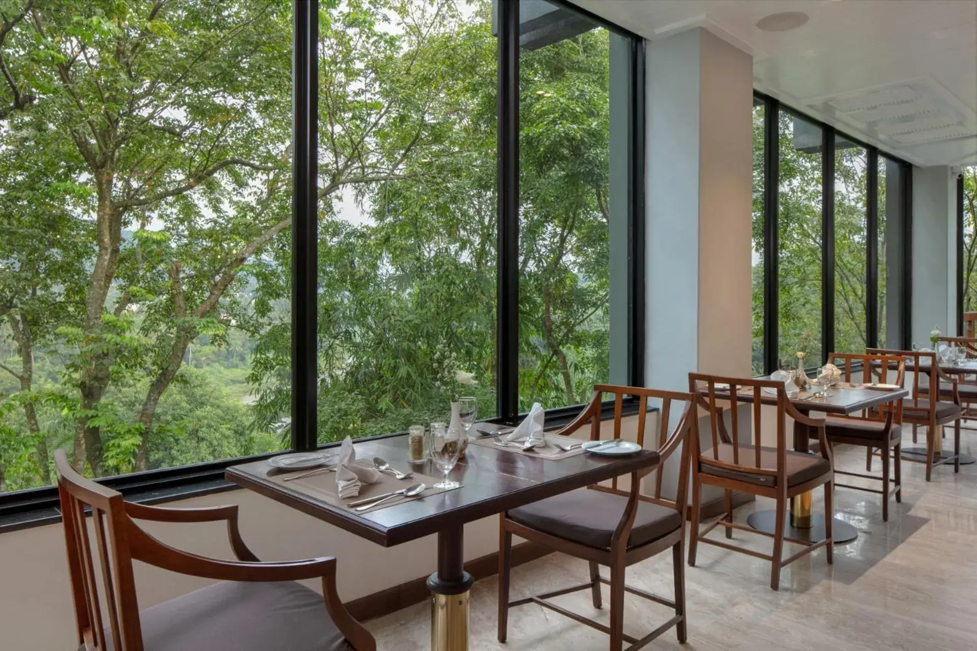 Restaurant/places to eat in Earl's Regency Hotel Restaurant/places to eat in Earl's Regency Hotel