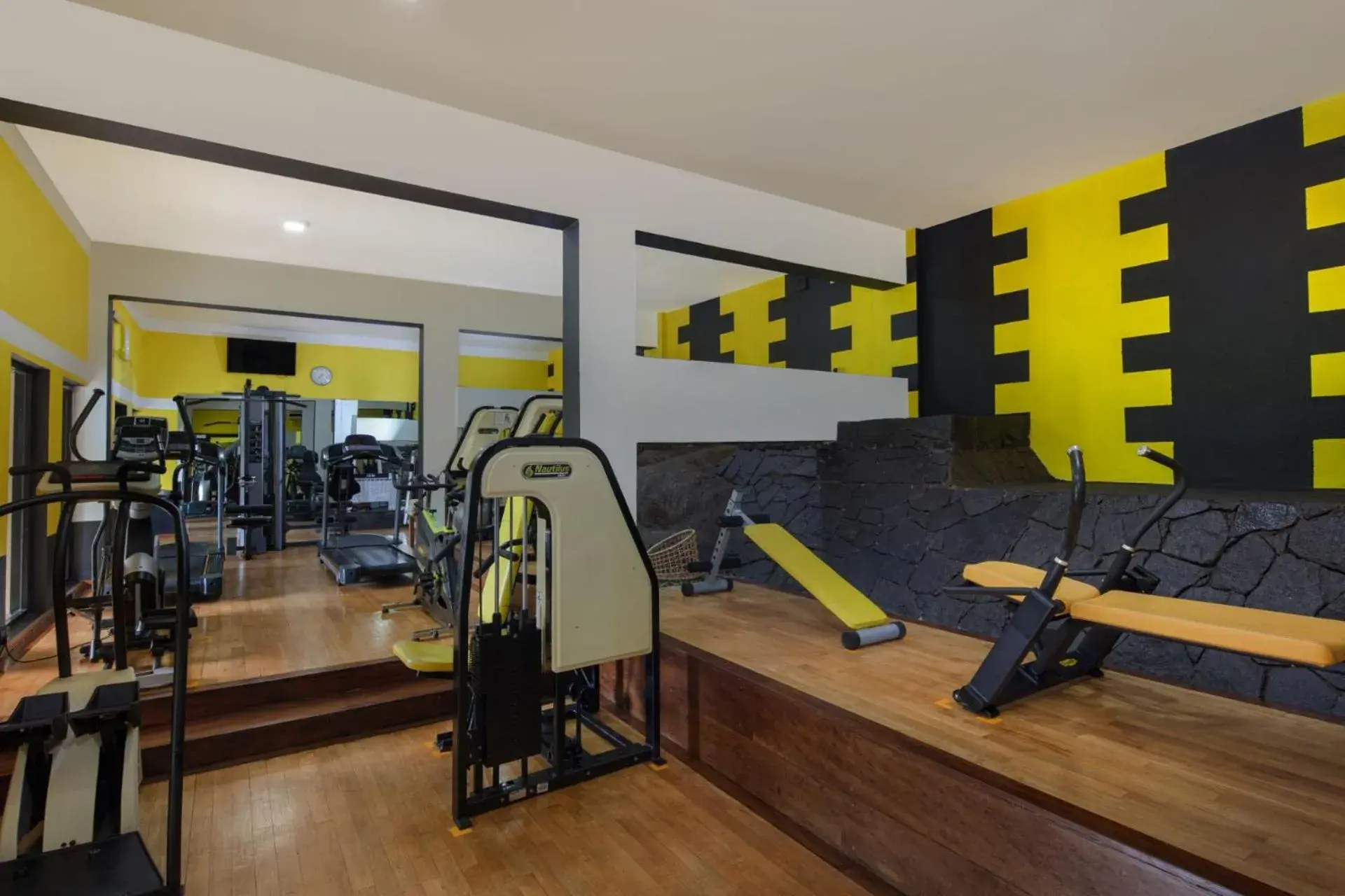 Fitness centre/facilities in Earl's Regency Hotel Fitness centre/facilities in Earl's Regency Hotel