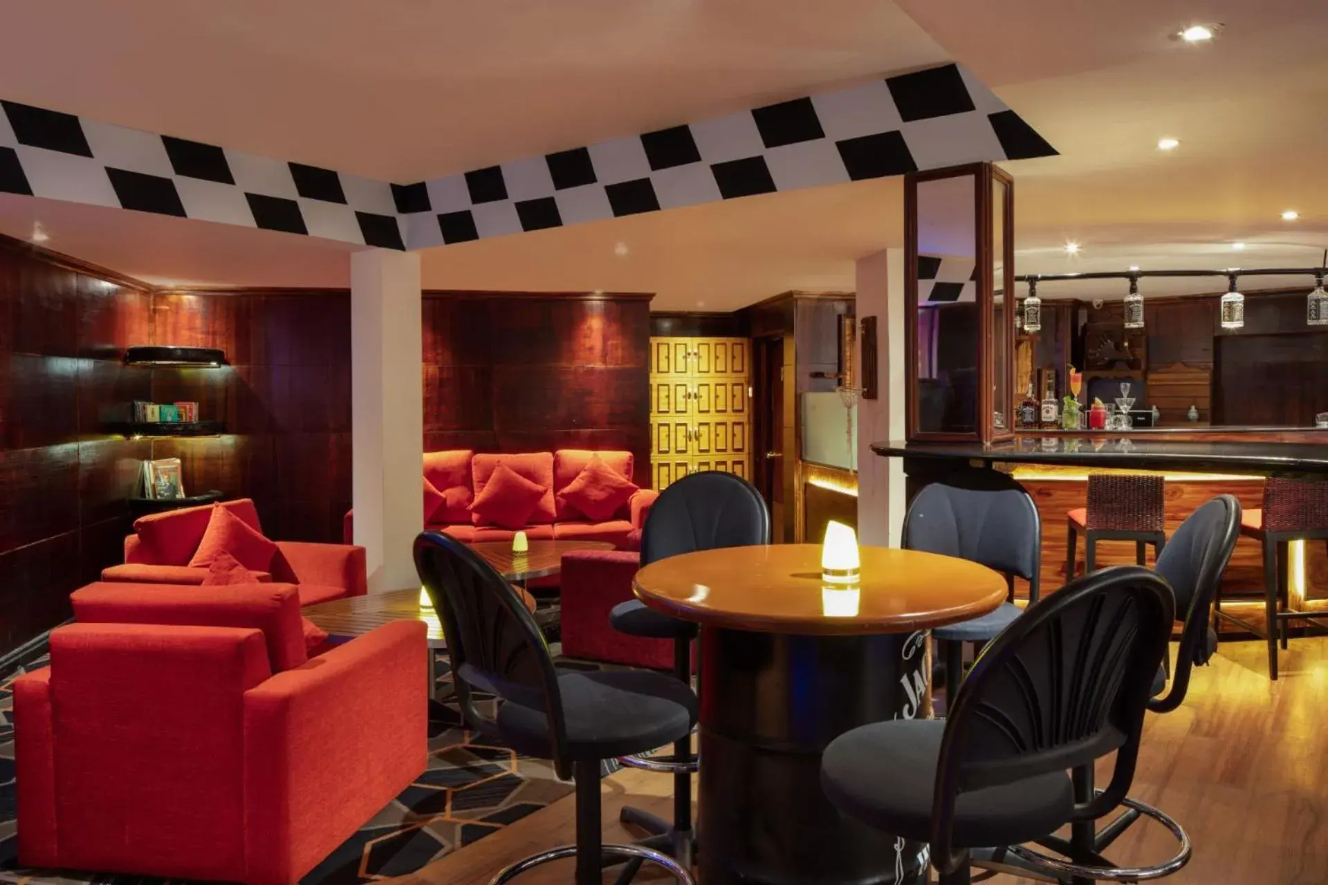 Restaurant/places to eat in Earl's Regency Hotel Restaurant/places to eat in Earl's Regency Hotel