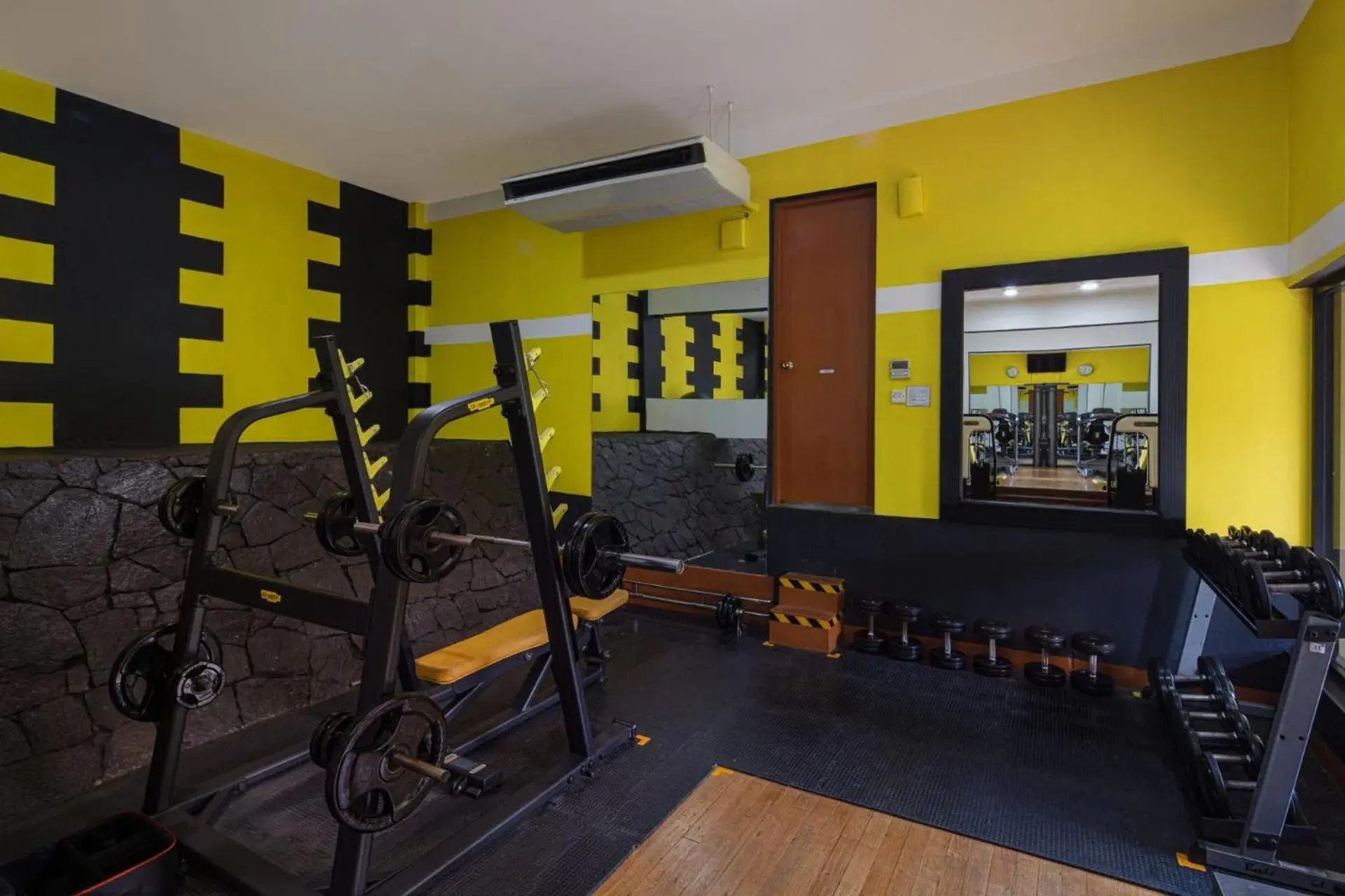 Fitness centre/facilities in Earl's Regency Hotel Fitness centre/facilities in Earl's Regency Hotel