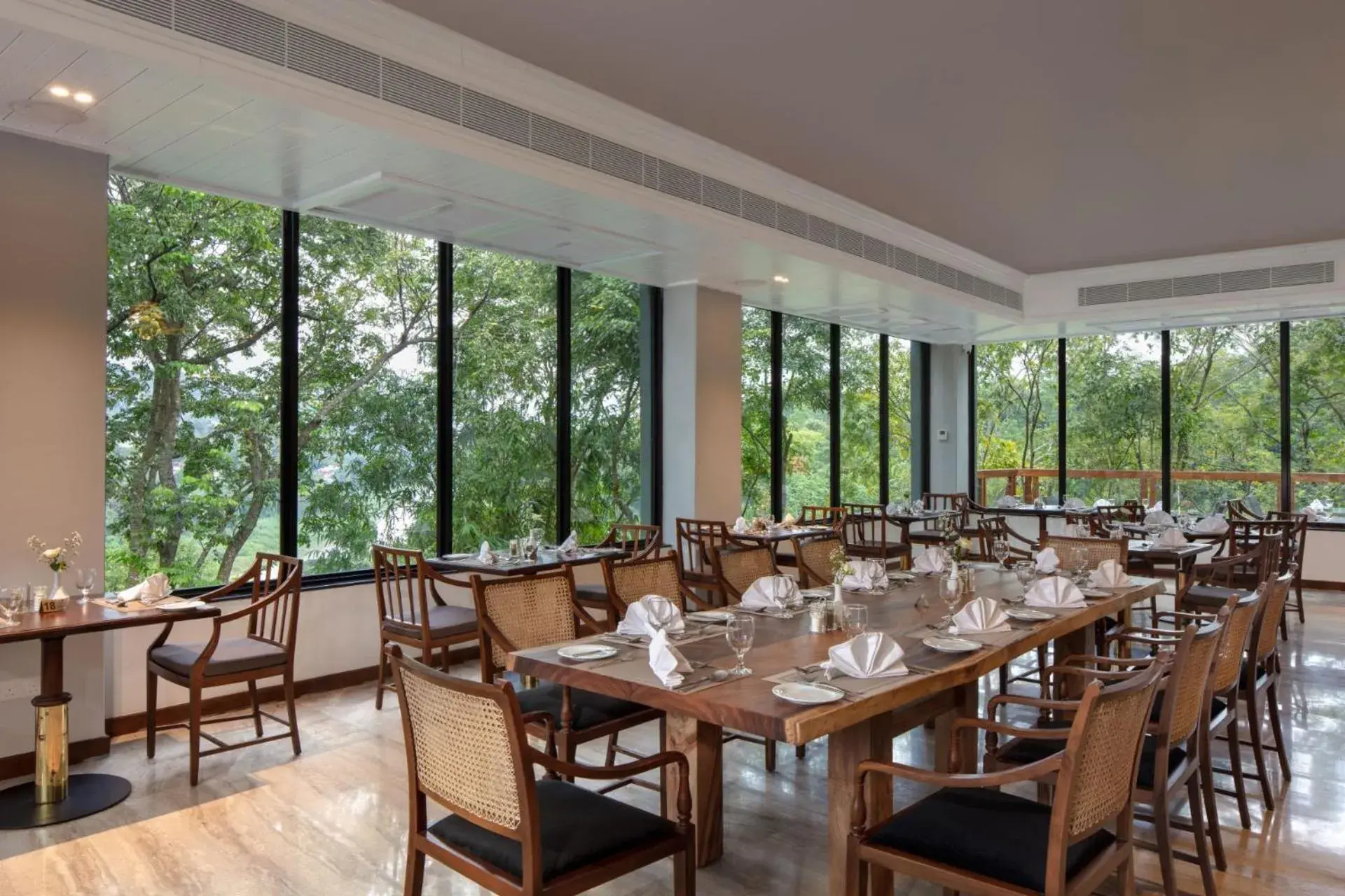 Restaurant/places to eat in Earl's Regency Hotel Restaurant/places to eat in Earl's Regency Hotel