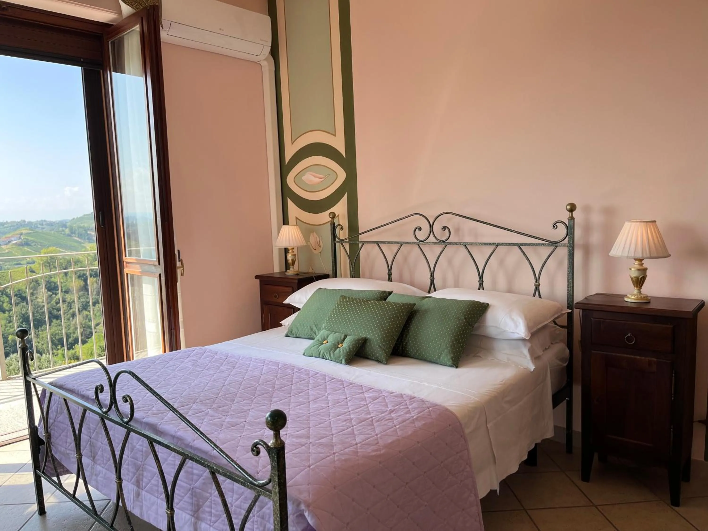 Photo of the whole room, Bed in Belvedere Bike Hotel