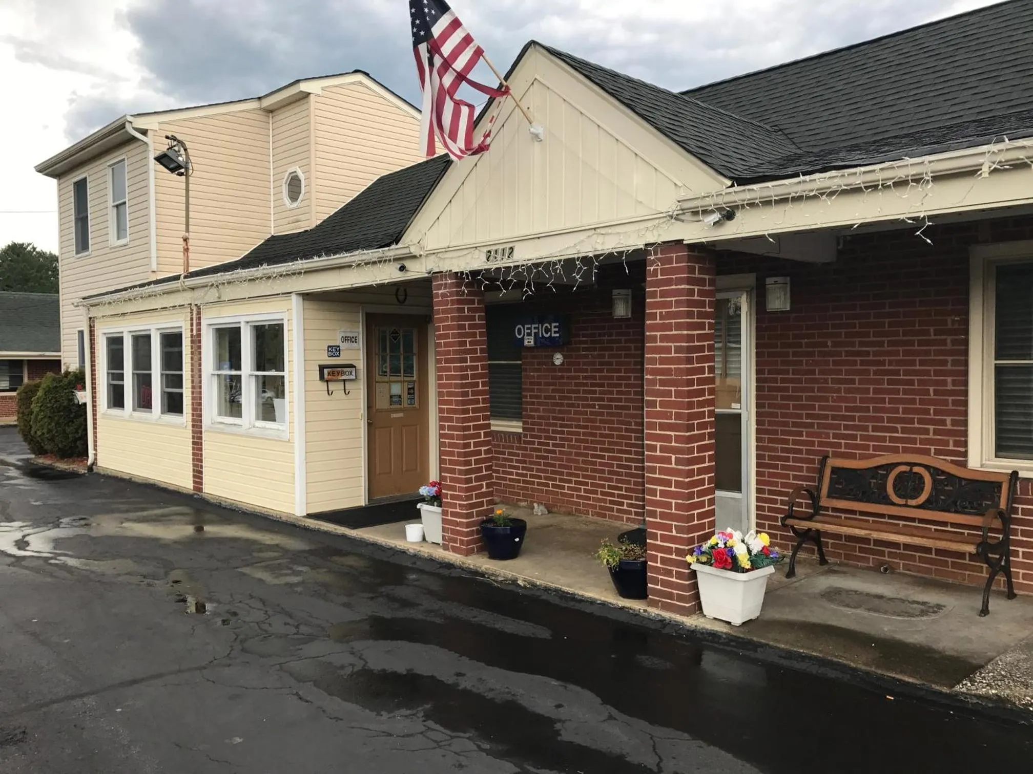 Facade/entrance in Royal Inn Motel