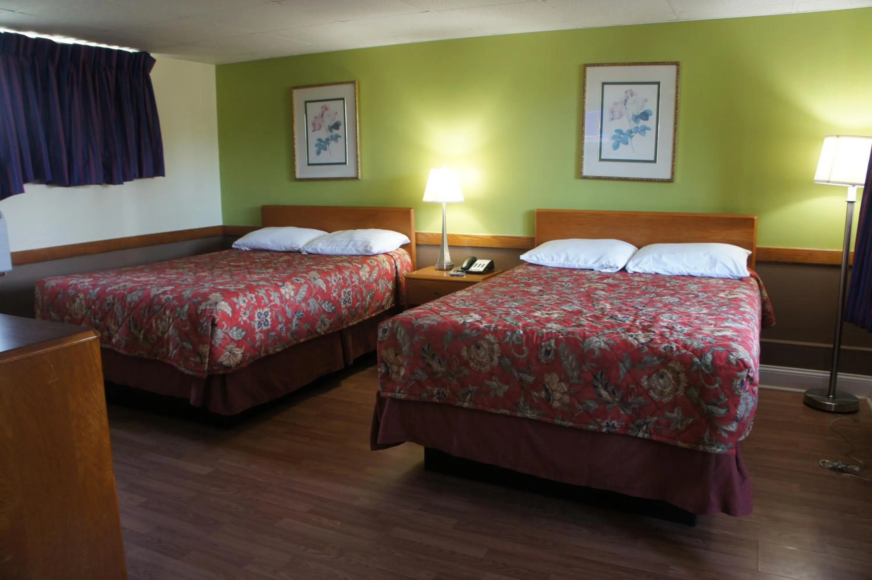 Bed in Royal Inn Motel